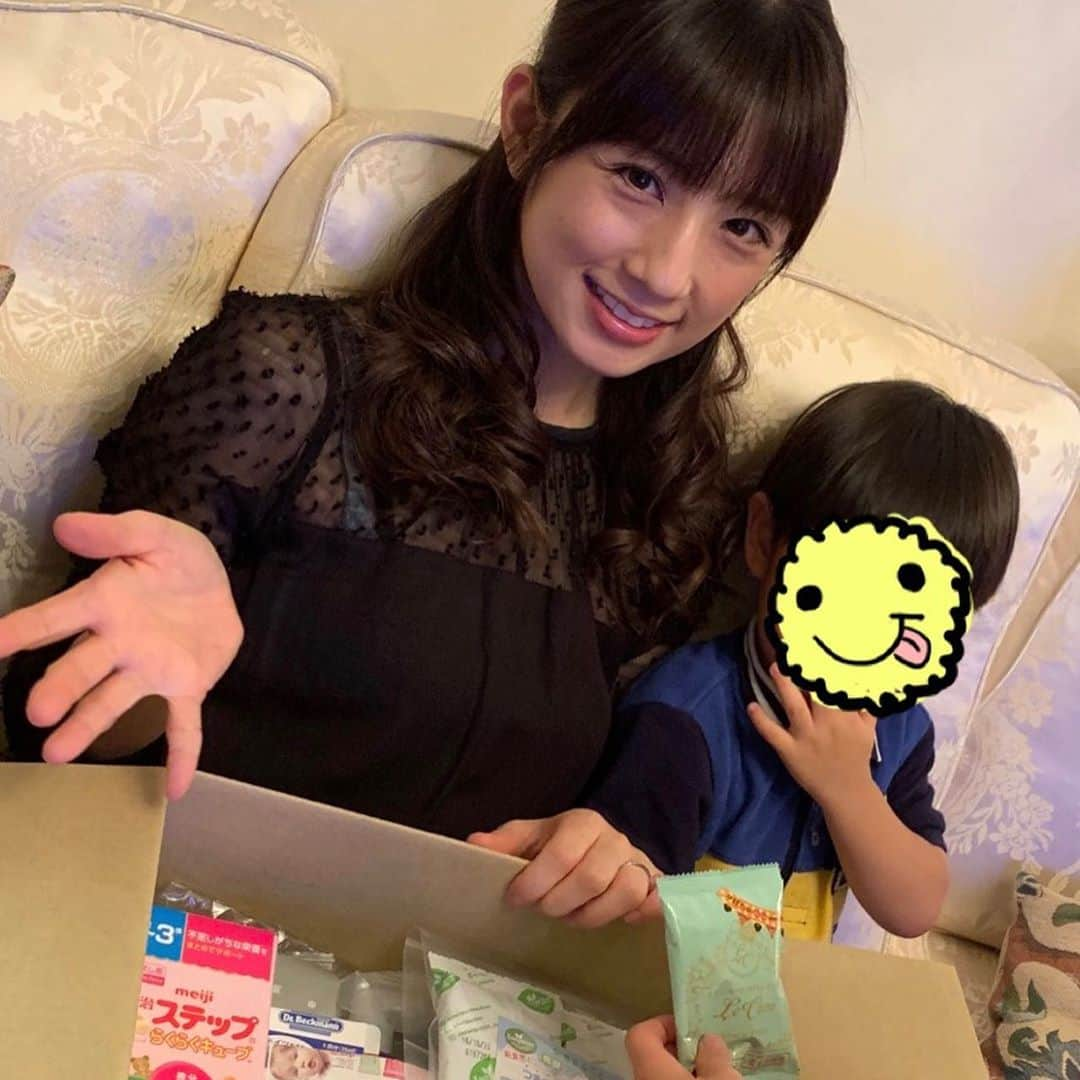 小倉優子さんのインスタグラム写真 - (小倉優子Instagram)「楽天「ママ割」の特典で、 「サンプルボックスサマー2019」 を特別にいただきました😊 今なら新規に登録すると抽選で1000名に当たるんです❗️❗️ 出産予定日OR子供のお誕生日を入れるだけで、 簡単にメンバー登録&応募ができます✨✨ @rakuten_official のトップにあるリンクから、 ママ割に簡単無料登録&応募できます☺️ 子供達は、開けた瞬間にミニカーに興奮でした💕  #楽天 #ママ割 #楽天ママ割 #無料  #サンプルボックス #PR」6月12日 21時25分 - ogura_yuko_0826