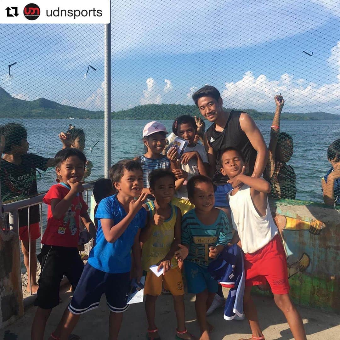 香川真司さんのインスタグラム写真 - (香川真司Instagram)「#Repost @udnsports with @get_repost ・・・ 香川真司選手がcommongoalの活動で フィリピン タクロバンを訪れ活動を行なっております。 この地域は、2013年に台風の大きな被害をうけた地域です。 香川選手は、この地域の子供達へ教育支援や、スポーツができる環境支援を2017年から行っています。 #commongoal #udnsports  #udnfoundation #Philippine #tacoloban #香川真司 #sk23」6月12日 21時26分 - sk23.10