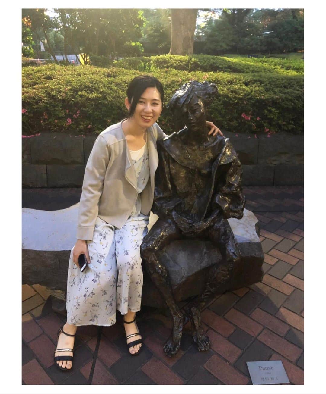 吉野史桜さんのインスタグラム写真 - (吉野史桜Instagram)「久しぶりに肩を組みました。 相手の名前は知りません。  彼は何か悩んでいるのかしら🙄 (後に少女であることが発覚した)  #銅像 #彫刻 #ベンチ #国会図書館 #永田町 #pause」6月12日 21時26分 - shionyoshino