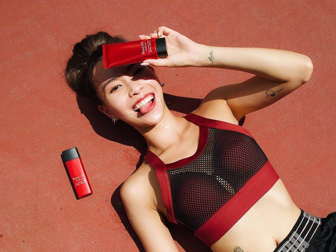 ソニアのインスタグラム：「[CONTEST] Game face ON!! I’m looking for 7 strong, capable, athletic people to join #TeamSonia for Biore’s #AthlizmChallengeDay against @joakimgomez!! We are going head on in a captains ball and kayak relay 🚣‍♀️ . To join my team, follow these simple steps: 1) make sure you’re following @soniachew and @bioresg  2) leave a comment here and tell me what activities you’d do that requires Biore UV Athlizm sunscreen! (Eg: running, beach Volleyball, dragon boating etc) . 7 of you will be chosen to join #teamsonia on the challenge day! 23 June 2019 11am – 4pm Sentosa You must be able to swim and be at least 18! Please make sure your IG accounts are set to public as well. GET YOUR COMMENTS CMG IN NOW! Selection ends 16 Jun, Sun, 2359 hrs 🥳 . As for me? What I can bring to the table is my secret weapon: confidence! Fuelled by the new Biore UV Athlizm sunscreen, it has the highest level of sun protection that’s resistant to perspiration, water and friction due to its Tough Boost Technology and has a comfortable, light texture! That’s where I get my confidence from 🏖😎」