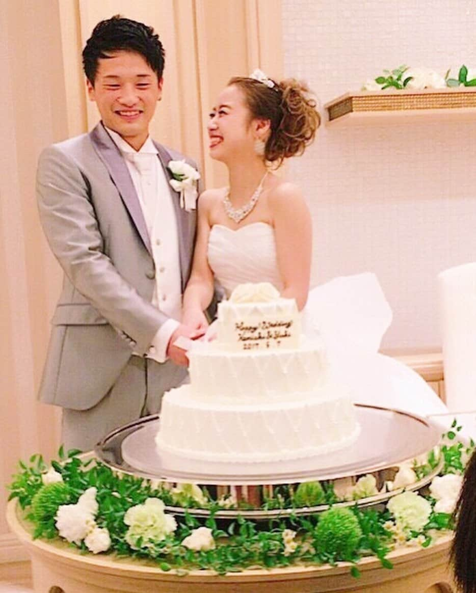 プレ花嫁の結婚式準備アプリ♡ -ウェディングニュースさんのインスタグラム写真 - (プレ花嫁の結婚式準備アプリ♡ -ウェディングニュースInstagram)「卒花嫁さんのキュートなウェディングフォト6枚🌿💕 . . ➸➸➸➸➸➸➸💒➸➸➸➸➸➸➸ 同じ式場の卒花嫁さんの 本物の料金&見積もり&写真が見れる✨ . #ウェディングニュース式場検索 👰 . アプリ： @weddingnews_editor web版： @weddingnews_concierge ➸➸➸➸➸➸➸➸➸➸➸➸➸➸➸➸ . . こちらのお写真は #卒花嫁 @himenoyuuki.k さんからリグラムさせていただきました🌟 ありがとうございました😊✨ . . . 【アットホームな空間を作ること】をテーマにしたhimenoyuuki.kさんのおしゃれで可愛い花嫁ウェディングフォト🌿💕 . カバーは淡いグリーンが可愛い #お色直し コーディネートです💓 . キュートな笑顔に思わず目を奪われますね✨✨ . 優しい色味のグリーンにふんわりボリュームのあるスカート👗ゆるく巻かれた #ダウンスタイル にビスチェのレースと、 . 統一感のあるホワイトのナチュラルな #花冠 で、とてもキュートなコーデに仕上がっていますよね😊💕 . 普段選ばない色で大人っぽさより、可愛さを重視した華やかなコーデを意識されたんだとか😍✨ . . 他のフォトも素敵なので、ぜひスワイプ👉🏻してチェックしてみてくださいね✨ . . . ＼📷投稿お待ちしています／ . 花嫁はもちろん、業者さんも大歓迎✨ アナタのお写真をご紹介してもOKという方は、ぜひ #ウェディングニュース にお写真を投稿してください💕 . . ⬇︎関連アカウント⬇︎ . 💒式場検索 【 @weddingnews_concierge 】 👰マイレポ花嫁 【 @weddingnews_brides 】 . . その他、編集部からの連絡専用 @weddingnews_contact や、スタッフ個人の連絡用として @WN_xxxx（xxxは個人名）があります💕 . ………………………………………… ❤️WeddingNewsとは？ . 花嫁のリアルな”声”から生まれた 花嫁支持率No1✨スマホアプリです📱💕 . . 🌸知りたい… #結婚式準備 に役立つ記事を毎日150件配信中♩ . 🌸見たい… インスタの #ウェディング 系投稿TOP100が毎日チェックできる＊IG画像の複数ワード検索も可♩ . 🌸叶えたい… #結婚式 関連の予約サイトが大集合♩ . 🌸伝えたい… 自分の結婚式レポ『マイレポ』が簡単に作れる♩卒花嫁のレポが読める♩ . . @weddingnews_editor のURLからDLしてね✨ . . . #プレ花嫁 #結婚  #花嫁  #ウエディング  #プレ花嫁準備 #2019秋婚 #披露宴 #挙式  #結婚指輪 #カラードレス #2019冬婚 #ウェディングレポ #結婚式レポ #関西花嫁 #笑顔 #ワンピース #フォトウェディング #プレ花嫁さんと繋がりたい #ウェディングフォト」6月12日 21時28分 - weddingnews_editor