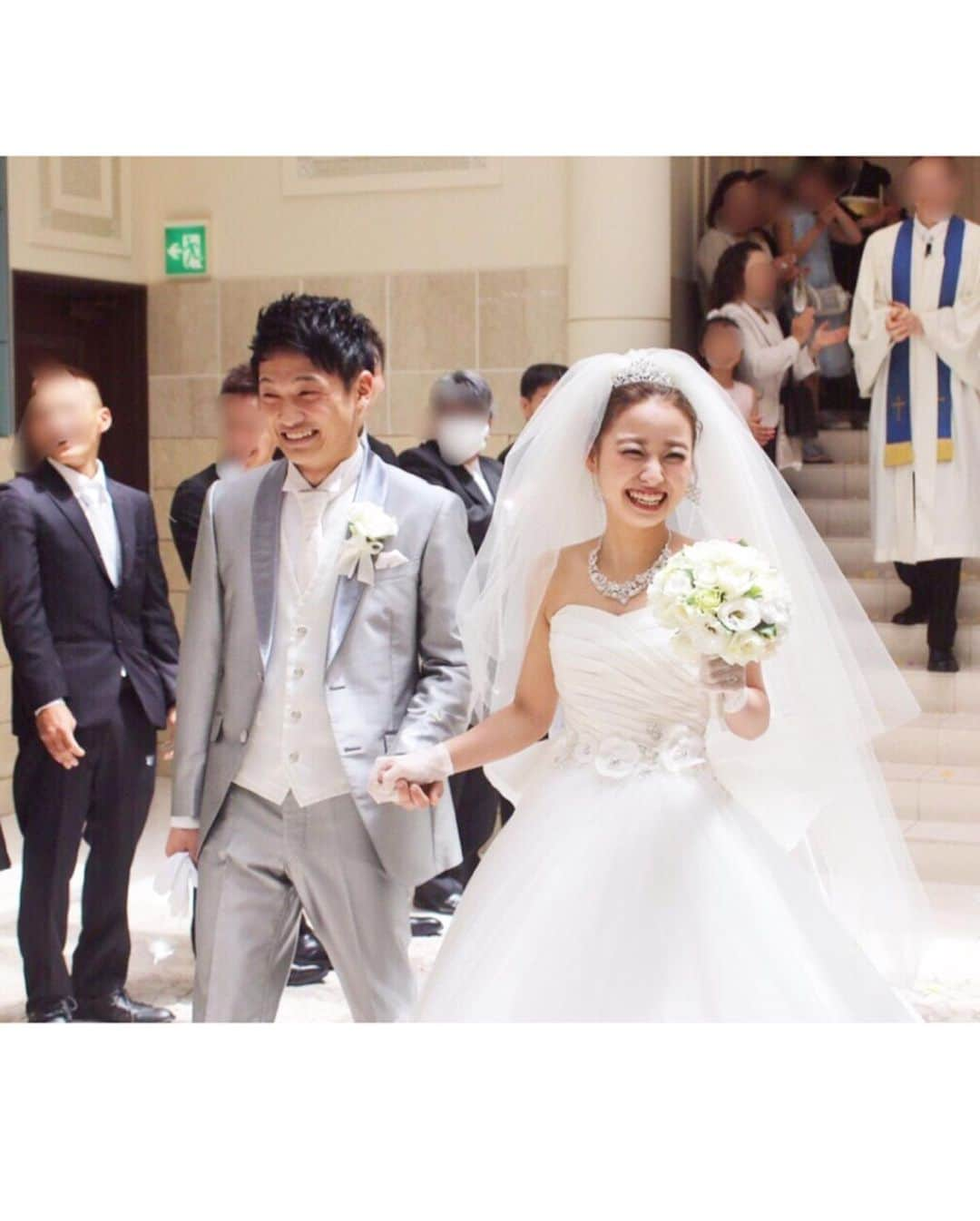 プレ花嫁の結婚式準備アプリ♡ -ウェディングニュースさんのインスタグラム写真 - (プレ花嫁の結婚式準備アプリ♡ -ウェディングニュースInstagram)「卒花嫁さんのキュートなウェディングフォト6枚🌿💕 . . ➸➸➸➸➸➸➸💒➸➸➸➸➸➸➸ 同じ式場の卒花嫁さんの 本物の料金&見積もり&写真が見れる✨ . #ウェディングニュース式場検索 👰 . アプリ： @weddingnews_editor web版： @weddingnews_concierge ➸➸➸➸➸➸➸➸➸➸➸➸➸➸➸➸ . . こちらのお写真は #卒花嫁 @himenoyuuki.k さんからリグラムさせていただきました🌟 ありがとうございました😊✨ . . . 【アットホームな空間を作ること】をテーマにしたhimenoyuuki.kさんのおしゃれで可愛い花嫁ウェディングフォト🌿💕 . カバーは淡いグリーンが可愛い #お色直し コーディネートです💓 . キュートな笑顔に思わず目を奪われますね✨✨ . 優しい色味のグリーンにふんわりボリュームのあるスカート👗ゆるく巻かれた #ダウンスタイル にビスチェのレースと、 . 統一感のあるホワイトのナチュラルな #花冠 で、とてもキュートなコーデに仕上がっていますよね😊💕 . 普段選ばない色で大人っぽさより、可愛さを重視した華やかなコーデを意識されたんだとか😍✨ . . 他のフォトも素敵なので、ぜひスワイプ👉🏻してチェックしてみてくださいね✨ . . . ＼📷投稿お待ちしています／ . 花嫁はもちろん、業者さんも大歓迎✨ アナタのお写真をご紹介してもOKという方は、ぜひ #ウェディングニュース にお写真を投稿してください💕 . . ⬇︎関連アカウント⬇︎ . 💒式場検索 【 @weddingnews_concierge 】 👰マイレポ花嫁 【 @weddingnews_brides 】 . . その他、編集部からの連絡専用 @weddingnews_contact や、スタッフ個人の連絡用として @WN_xxxx（xxxは個人名）があります💕 . ………………………………………… ❤️WeddingNewsとは？ . 花嫁のリアルな”声”から生まれた 花嫁支持率No1✨スマホアプリです📱💕 . . 🌸知りたい… #結婚式準備 に役立つ記事を毎日150件配信中♩ . 🌸見たい… インスタの #ウェディング 系投稿TOP100が毎日チェックできる＊IG画像の複数ワード検索も可♩ . 🌸叶えたい… #結婚式 関連の予約サイトが大集合♩ . 🌸伝えたい… 自分の結婚式レポ『マイレポ』が簡単に作れる♩卒花嫁のレポが読める♩ . . @weddingnews_editor のURLからDLしてね✨ . . . #プレ花嫁 #結婚  #花嫁  #ウエディング  #プレ花嫁準備 #2019秋婚 #披露宴 #挙式  #結婚指輪 #カラードレス #2019冬婚 #ウェディングレポ #結婚式レポ #関西花嫁 #笑顔 #ワンピース #フォトウェディング #プレ花嫁さんと繋がりたい #ウェディングフォト」6月12日 21時28分 - weddingnews_editor