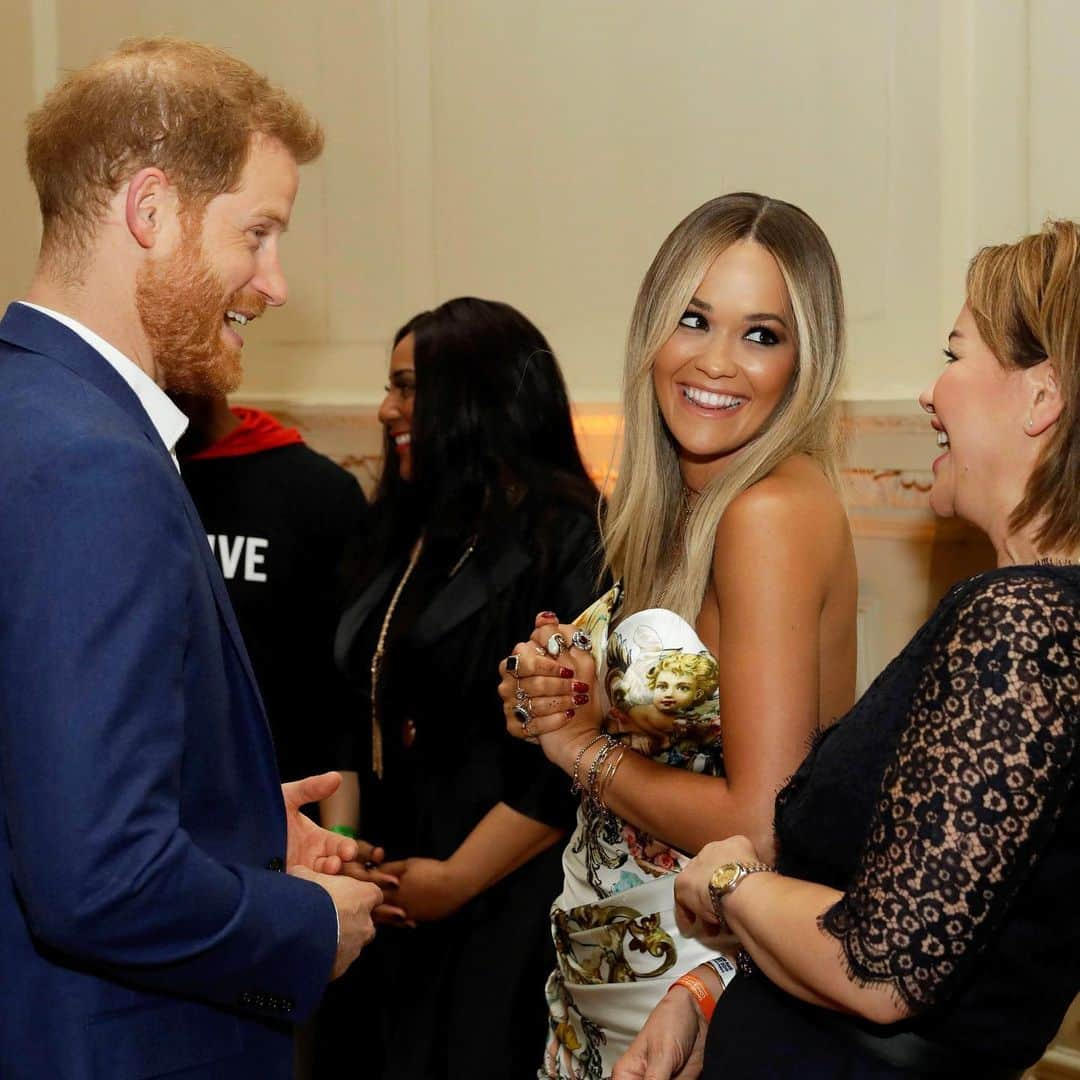 リタ・オラさんのインスタグラム写真 - (リタ・オラInstagram)「Thank you so much @sentebale and Hampton Court for having me last night!! It was amazing to see the Duke of Sussex again and it was such an honour to perform and to show my support for the wonderful work Sentabale does helping young people affected by HIV in Southern Africa. ❤️」6月12日 21時29分 - ritaora