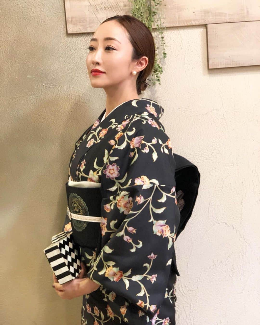 神崎恵さんのインスタグラム写真 - (神崎恵Instagram)「昨晩は、 柄のお着物にタイトなまとめ髪で。 鯉が優雅に泳ぐ会場でのパーティだったので、帯にも鯉を泳がせて。 淡くやさしいお着物も好きですが、柄や深い色のものも同じくらい好きです。 いただいた扇子が涼しげで綺麗でした🎐  各国のジャーナリスト、PRの方々ともお会いでき、心に残る夜でした。  総柄や色鮮やかなお着物には、アイカラーはナチュラルな色を合わせます。 @suqqu_official のファンデと新しい下地を使いベースメイク。 着付けは自分でするときも、お願いするときもあります。 日本舞踊を習っていたので、昔からお着物も浴衣もとても好きです😌 #柄あそび #着物メイク #着物ヘア #着物 #和装 #岡重」6月12日 21時30分 - megumi_kanzaki