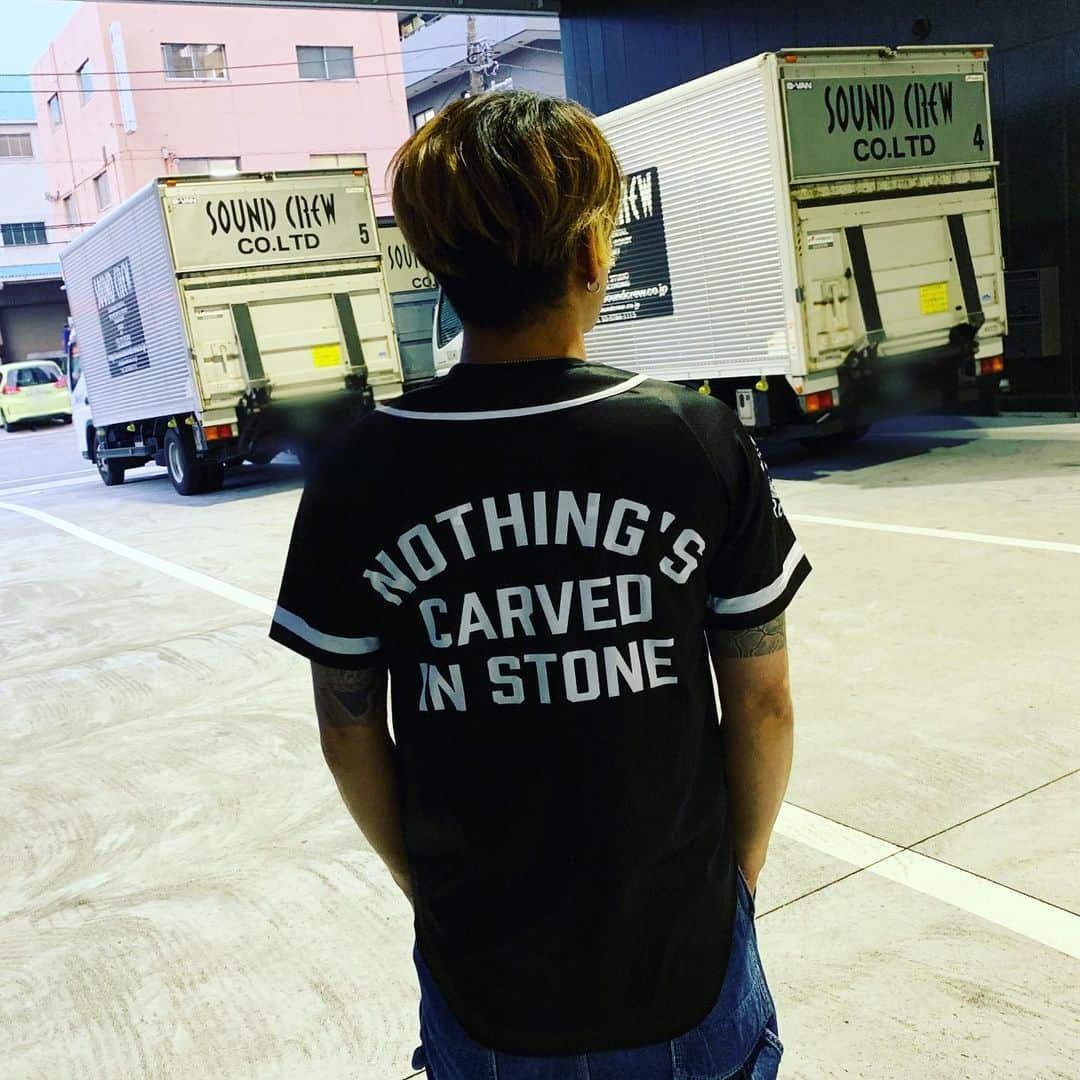 Nothing’s Carved In Stoneさんのインスタグラム写真 - (Nothing’s Carved In StoneInstagram)「【NEW GOODS】﻿﻿﻿﻿﻿ ベースボールシャツ（黒/緑）4,000円﻿﻿﻿﻿ SIZE：S / M / L / XL（村松 S着用）﻿﻿﻿﻿ ﻿﻿﻿﻿ 来週からの"Tour Beginning"より販売します。札幌、福岡公演のみチケットは発売中です。﻿﻿﻿﻿ ﻿﻿﻿﻿﻿ "Live at 野音 2019 〜Tour Beginning〜"﻿ 6/22(土)日比谷野外大音楽堂﻿ SOLD OUT!!﻿ ﻿﻿﻿﻿﻿ "Tour Beginning Extra Show"﻿ 7/1(月)札幌PENNY LANE24﻿ OPEN 18:30 / START 19:00﻿ ﻿ 7/5(金)福岡DRUM LOGOS﻿ ﻿﻿﻿﻿﻿OPEN 18:00 / START 19:00﻿ ﻿ 〈チケット〉﻿﻿﻿﻿﻿ 前売り：3,900円（ドリンク代別）﻿﻿﻿﻿﻿ ﻿ #nothingscarvedinstone #ナッシングス #ncis #silversunrecords #beginning」6月12日 21時30分 - nothingscarvedinstone