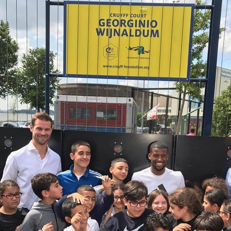 ヨハン・クライフのインスタグラム：「The Cruyff Court Georginio Wijnaldum, officially opened in Rotterdam! 🇳🇱👏 @gwijnaldum: "Very honored to officially open the ‘Cruyff Court Georginio Wijnaldum’ in my childhood neighborhood Schiemond in Rotterdam. 🙏🏾 Thanks for anyone who joined me today during the official opening. Let’s all make sure this court will be a safe place to get together and where children get to know the importance of togetherness, making friends, discovering their own talents, and winning and losing. These are valuable experiences that they carry with them as they develop physically and mentally, and as they move into society! This is how Johan Cruyff envisioned the Cruyff Courts. So let’s carry on his legacy!" ❤️ #CruyffLegacy」