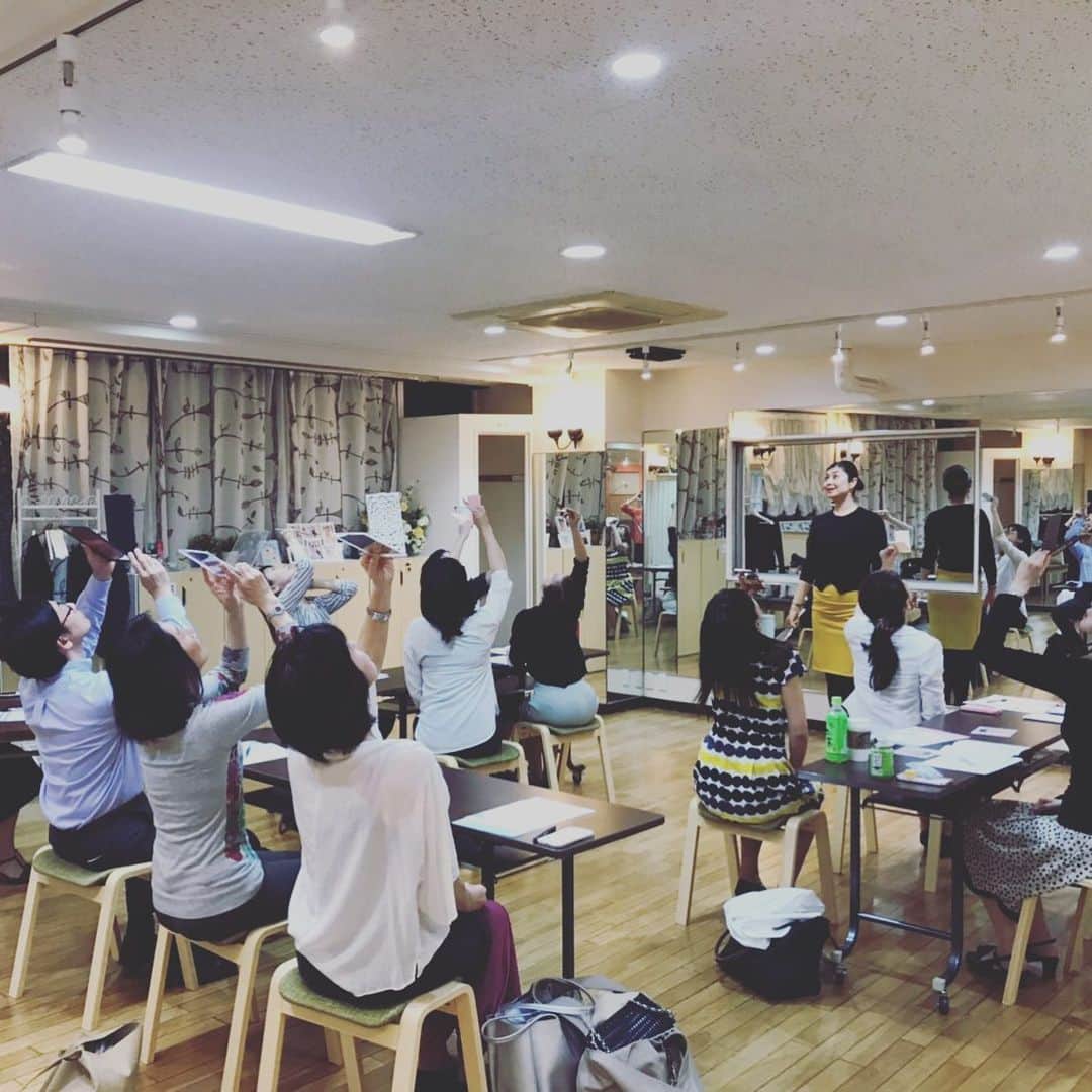 間々田佳子のインスタグラム：「昨日の講座は なんとリピーターさんがほとんど。 みなさん回数を重ねるほど 顔の動きに迷いがなくなっている😆 素晴らしいこと❣️ その調子💪✨ 理想の自分をイメージしながら 顔を動かしていきましょうね😊💕 次回の目黒講座は6月25日です✨  #なりたい自分をイメージして #顔ヨガ間々田佳子 #イメトレ #表情筋研究家」