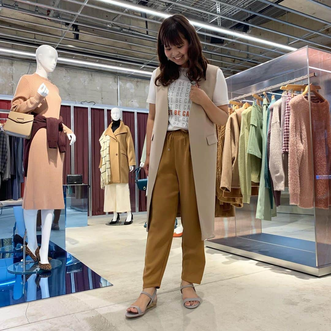 GU(ジーユー) さんのインスタグラム写真 - (GU(ジーユー) Instagram)「一足先にGUのNewアイテムをチェック！﻿ 19FW MANIA会のLOOKをPick up！﻿ 軽くてストレッチの効いた落ち感のあるマット素材が着心地抜群なテーパードアンクルパンツ✨脚のラインを拾わない絶妙なシルエットがビンテージ風な今年色を着こなすのにGOOD👍しっとりと大人っぽくてバランス良しで可愛いです😘カジュアルなトップスにロングベストの組み合わせも新しい🙌注目度抜群！！コーディネートの要として重宝しちゃうアンクルパンツ👏是非、チェックしてみてくださいね💁‍♀️💕﻿ ————————————﻿ ☑︎ドローストリングテーパードアンクルパンツNC﻿ 品番：318220﻿ ※7月上旬販売予定﻿ ————————————﻿ Pick Up Post﻿ @lalala_511 さん、19FW MANIA会にご参加頂きありがとうございます😊﻿ #GU #GUstyle #YOURFREEDOM #gu_for_all #GUKorea #GUHK #GUTAIWAN #ジーユー #ジーユーコーデ #GUコーデ #GU新作 #ジユジョ #gu19fw #gustylestudio #gu19fwコーデ #今から着れる秋コーデ #秋コーデ #大人カジュアル #カジュアル #フェミニン #大人フェミニン #大人コーデ #大人女子 #シンプルコーデ #デイリーコーデ #着回しコーデ #ドローストリングテーパードアンクルパンツ」6月12日 21時36分 - gu_for_all_