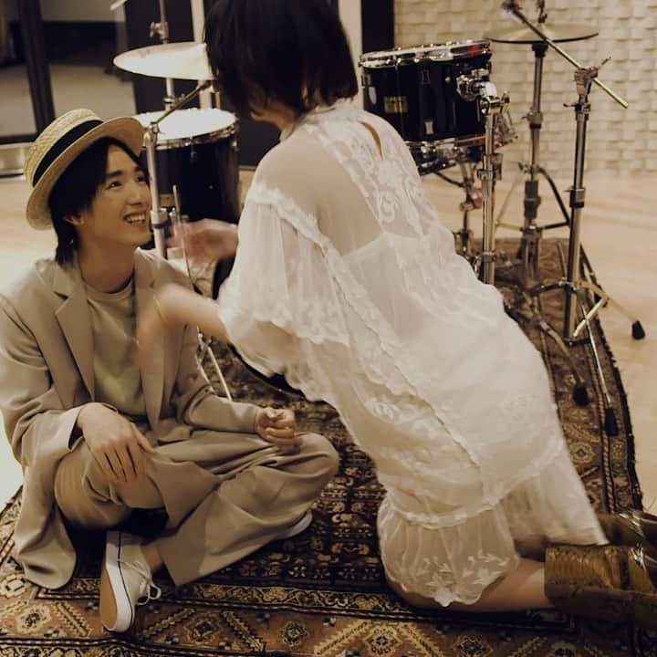 のインスタグラム：「ティファニーの最新カップルリング💍を池田エライザと清水尋也が紹介。胸キュンシーンいっぱいのラブストーリーをwebにて公開中💕 #vgpromotion #tiffanyt #tiffanyandco #lovestory #wedding #池田エライザ #清水尋也 #貞子  Models @elaiza_ikd @hiroyashimizv Photo @takanoriokuwaki Video Yusuke Tabuki  Stylist @shizuka_yoshida_ Hair(for Elaiza) @kazuki_fujiwara_hair Make-up(for Elaiza) @tomohiro1820 Hair&Make-up(for Hiroya) @tomoya.makeup Nail @0906rumi Text #akikotomita」