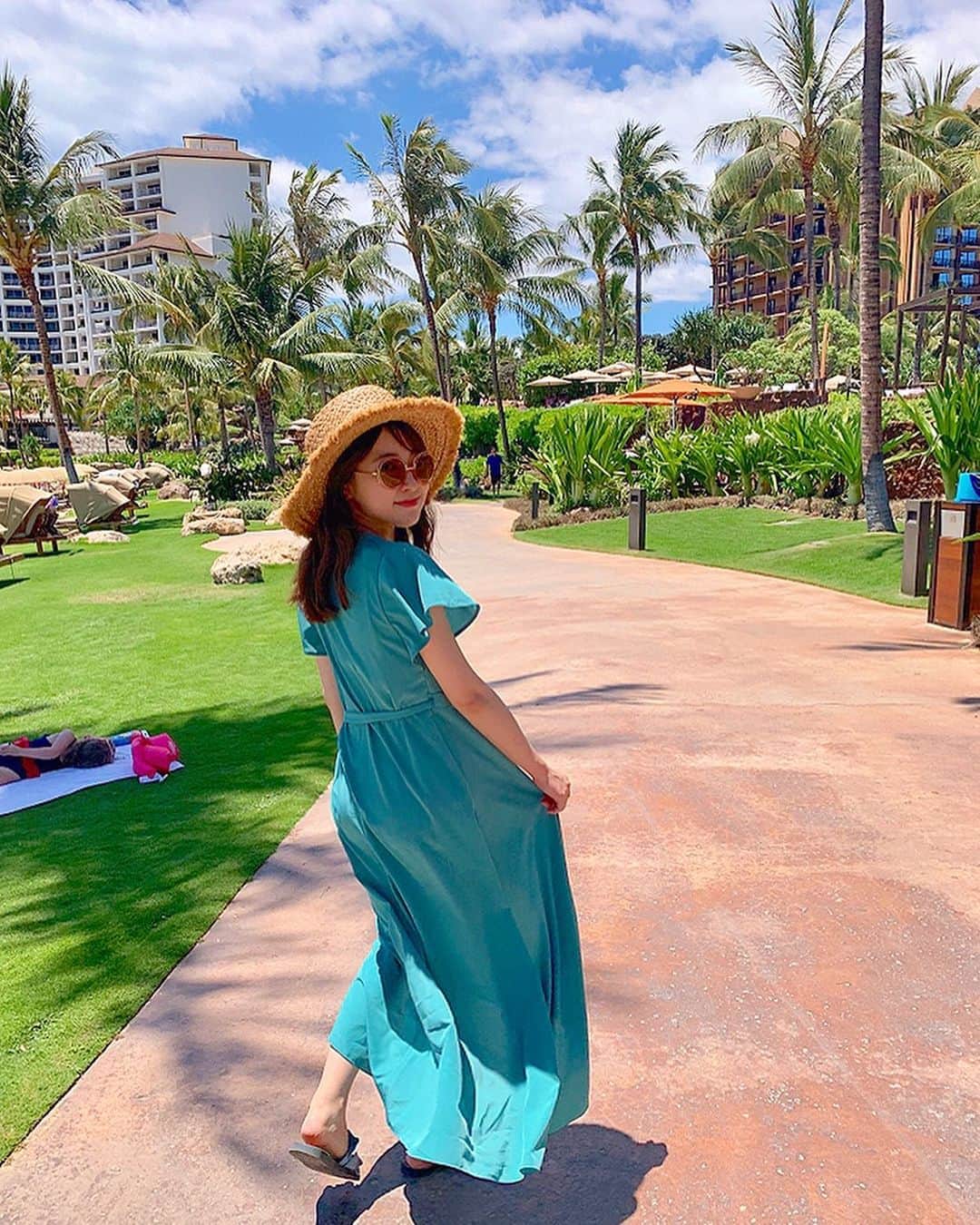 のインスタグラム：「これはアウラニリゾート内で、 プールからプライベートビーチに向かう道🌴 . 東京は雨と曇りばかりなので 7月までの1ヶ月は#ハワイ写真  たくさんアップしようと思います🥰 . この#ワンピース は#スイムウェア にさらっと着れて #ガウン にもなるからとっても良かった👗 @peakpine_official @riberce__beachwear のもの。 . . #アウラニ #ハワイ旅 #アウラニディズニー #ピークアンドパイン #女子旅 #旅 #麦わら帽子 #ハワイコーデ #南国リゾート #disny #peakpine #riberce #defilious #hawaiilife #hawaii🌴」
