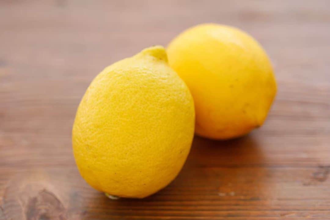 熊澤枝里子さんのインスタグラム写真 - (熊澤枝里子Instagram)「ベランダでレモンを育てる私はレモン愛が強すぎる🍋😍 毎年10〜12個実をつけてくれるレモンちゃんを余すとこなく味わいたいばかりに、実も皮も全ていただきます🙏 無農薬で安心🥰 今年も小さな実をつけ始めてきてますよ〜🍋☺️ ・ 今年はレモンピールとレモンシロップに。 去年作ったレモン塩は塩分濃度高めに作ったので長期保存でき、まだまだ食べれます👍豚肉、鶏肉を焼くときにまぶすと絶品！ ・ ・ レモンピール／レモンシロップの作り方と薬膳的効能を紹介してます🙌 ・ https://yolo.style/fo_or190531_005/ ・ #kumakoの美容薬膳  #薬膳 #国際中医薬膳師  #レモンピール #レモンシロップ #レモン愛 🍋❤️」6月12日 21時40分 - kumazawa_eriko