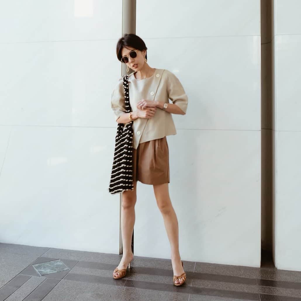 のインスタグラム：「short pants style 🐒 * 今年トライしたかったショートパンツ！短すぎず、長すぎずシャカっとした素材でメンズライクなデザインに。 * つつ周りを広くして美脚効果も、狙いました☺︎ * 合わせは、大人な印象のトップスで合わせたい気分！ * リネン素材で丸みのあるスリーブとフロントのボタンがめちゃ今の気分♡ * たまにはヒール合わせ👠だけど、ラフなバッグで抜け感も。 * sunglassesは、ベージュに馴染むゴールドフレームの @a.d.s.r._official 🕶 @miggy_migita のアトリエで40%OFFだよ！👀 * #masaco服  #MACHATT」