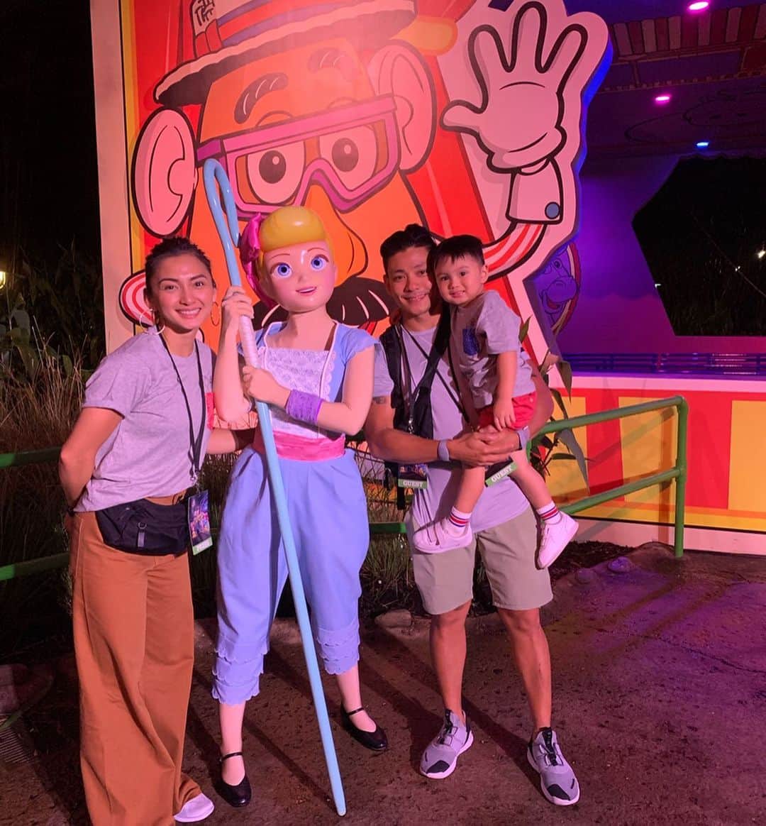 Iya Villaniaさんのインスタグラム写真 - (Iya VillaniaInstagram)「Definitely couldn’t pass up the chance to visit Disney World and Toy Story Land in Florida with our little kuya for Toy Story 4 ❤️ so proud of my brave boy who is actually afraid of mascots but bravely approached them with his papa and gave them a high five and even let them hug him 😆 I think all parents know that seeing the smile of their child is truly priceless ❤️ Would do anything for my boys ❤️ Just like how Woody would do anything for his “kid” (owner— incase you think it’s a spoiler 😂 so no, he doesn’t become a dad, ok? 😂) 😆 Haaay... Toy Story 4 ❤️ So good 😊 Catch it starting June 20! 😊 #ToyStory4ph」6月12日 21時46分 - iyavillania