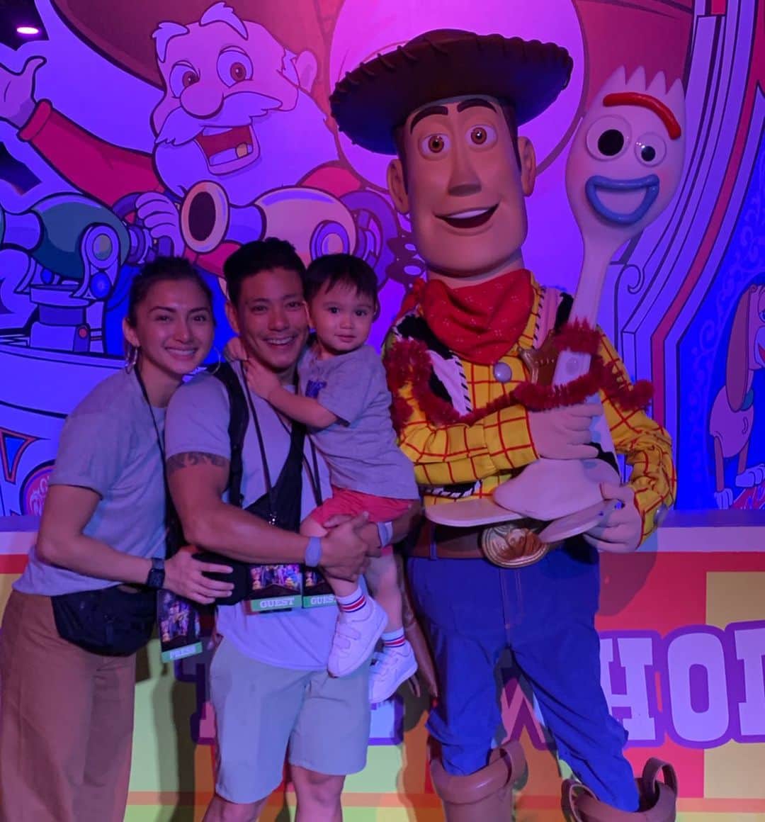Iya Villaniaさんのインスタグラム写真 - (Iya VillaniaInstagram)「Definitely couldn’t pass up the chance to visit Disney World and Toy Story Land in Florida with our little kuya for Toy Story 4 ❤️ so proud of my brave boy who is actually afraid of mascots but bravely approached them with his papa and gave them a high five and even let them hug him 😆 I think all parents know that seeing the smile of their child is truly priceless ❤️ Would do anything for my boys ❤️ Just like how Woody would do anything for his “kid” (owner— incase you think it’s a spoiler 😂 so no, he doesn’t become a dad, ok? 😂) 😆 Haaay... Toy Story 4 ❤️ So good 😊 Catch it starting June 20! 😊 #ToyStory4ph」6月12日 21時46分 - iyavillania