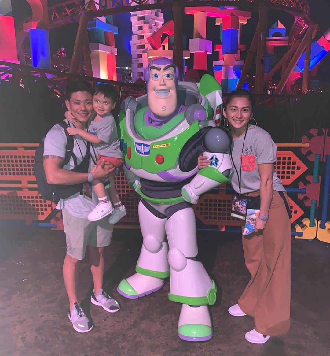Iya Villaniaさんのインスタグラム写真 - (Iya VillaniaInstagram)「Definitely couldn’t pass up the chance to visit Disney World and Toy Story Land in Florida with our little kuya for Toy Story 4 ❤️ so proud of my brave boy who is actually afraid of mascots but bravely approached them with his papa and gave them a high five and even let them hug him 😆 I think all parents know that seeing the smile of their child is truly priceless ❤️ Would do anything for my boys ❤️ Just like how Woody would do anything for his “kid” (owner— incase you think it’s a spoiler 😂 so no, he doesn’t become a dad, ok? 😂) 😆 Haaay... Toy Story 4 ❤️ So good 😊 Catch it starting June 20! 😊 #ToyStory4ph」6月12日 21時46分 - iyavillania