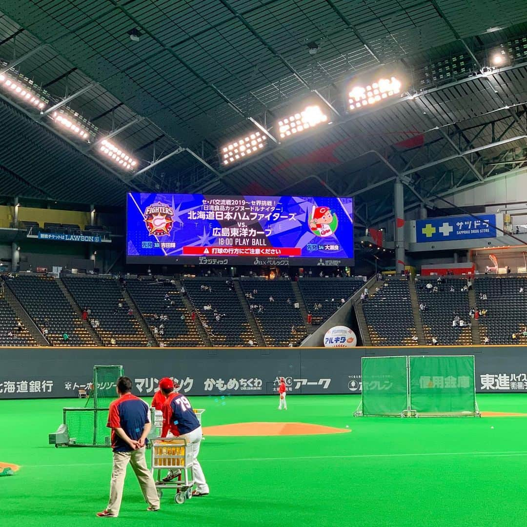 福田太郎さんのインスタグラム写真 - (福田太郎Instagram)「⚾︎ ファイターズの輝く星に⭐️ ドラフト１位ルーキー 吉田輝星投手が１軍デビュー！ プロ初登板初勝利をあげました⚾️ ⠀ ５回を投げ、わずか１失点の好投。 無限の可能性を感じさせる18歳の堂々たるピッチングを 先輩たちも全力で後押し！素晴らしい試合でした！  #吉田輝星 投手 #プロ初勝利 #ヒーロー 『勝ったことにすごい喜びを感じられて嬉しかったです』 『本当に大切な一球になりました！』 とウイニングボールを手に笑顔。 ご両親にプレゼントするそうです⚾︎ 詳しくは #報道ステーション で🔥#熱盛 出稿＆ナレーション担当してます〜🎤 あしたの #イチモニ #fciting もお忘れなく！  #飛び出せ新時代 #lovefighters #驀進 #北海道日本ハムファイターズ  #栗山英樹 監督は、試合前 『結果はどうこうではなく、 持っているものを出し切ることが大事。 大きな風を吹かせてくれる。』と期待。 vs #広島東洋カープ  #緒方孝市 監督 #鳥栖高校 #野球部 登場曲 #三代目jsoulbrothers #mugenroad は 試合前に必ず聴くというルーティンの一曲だそう🎶」6月12日 21時59分 - htb_tarofukuda