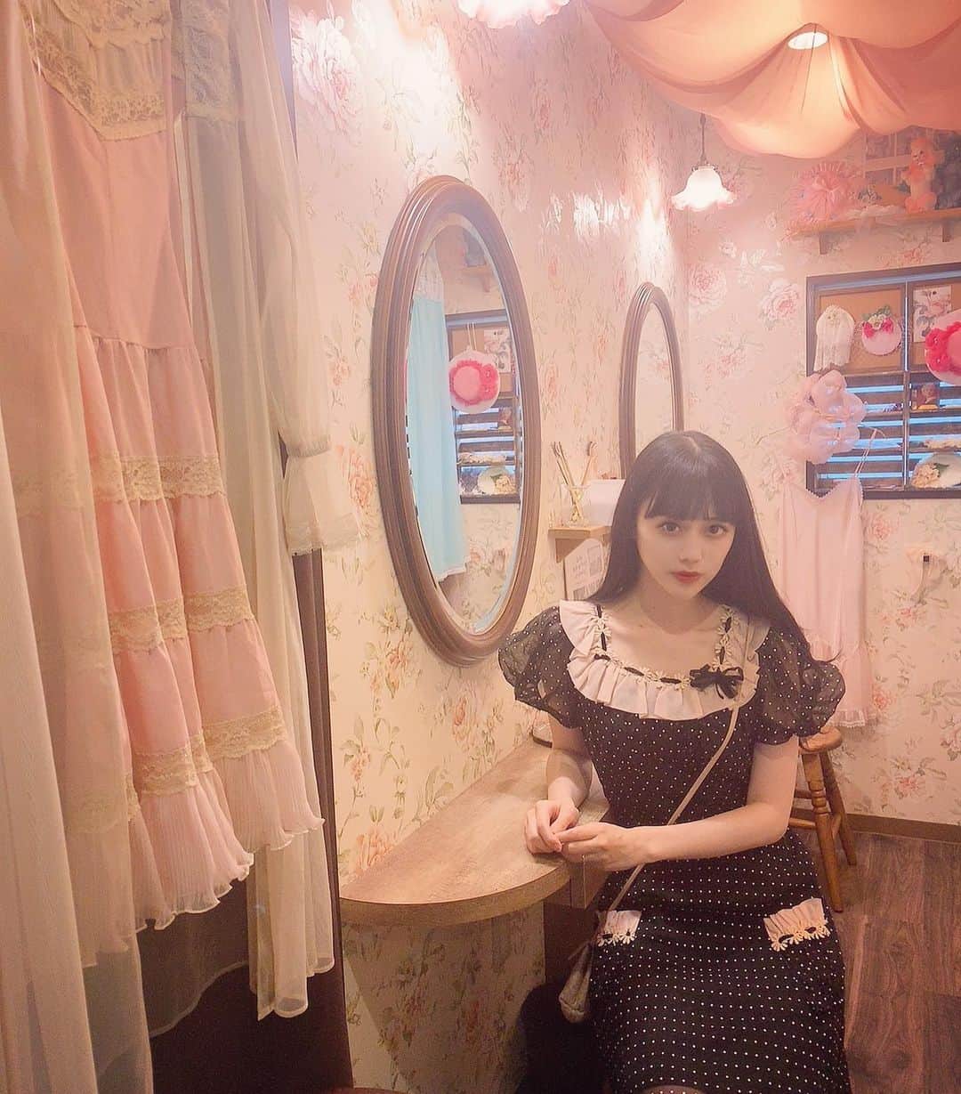 酒元麻衣（まいへー）のインスタグラム：「マツエクして久しぶりに目がバチバチになりました〜〜❤︎❤︎❤︎嬉しい❤︎❤︎ .マツエク自体2.3回目😳😳 . . 担当は名駅からすぐの@beautyparlorsharon の @mayujenne さんです🌹  とても親切で丁寧にカウンセリングして頂いて思った通りの仕上がりになりました~😢❤︎ 店内もとても可愛かったのでまた載せます❤︎ #マツエク#マツエクデザイン#雨で髪ぼさぼさ. . . . 今日のコーデ🐩  30sのpolkadot dressでした❤︎ #30s#50s#vintageclothing」