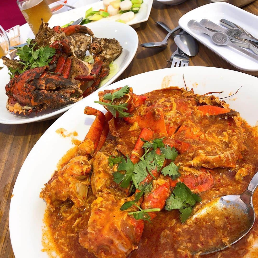 今井麻椰さんのインスタグラム写真 - (今井麻椰Instagram)「シンガポールで美味しかったなーーーーグルメベスト3🦀 定番だけど有名なとこはやはり美味しい！ 蒸し鶏はハマる💛 . おすすめしてもらった所で行けなかった所もたくさん😢 でもやっぱり日本食恋しくなるねぇ🤔 . #シンガポール #singapore #シンガポールグルメ #チリクラブ #ジャンボシーフード #チキンライス #海南鶏飯 #チャターボックス #chatterbox #ジンジャーチキン #スープレストラン #souprestaurant」6月12日 21時52分 - maya_imai_124