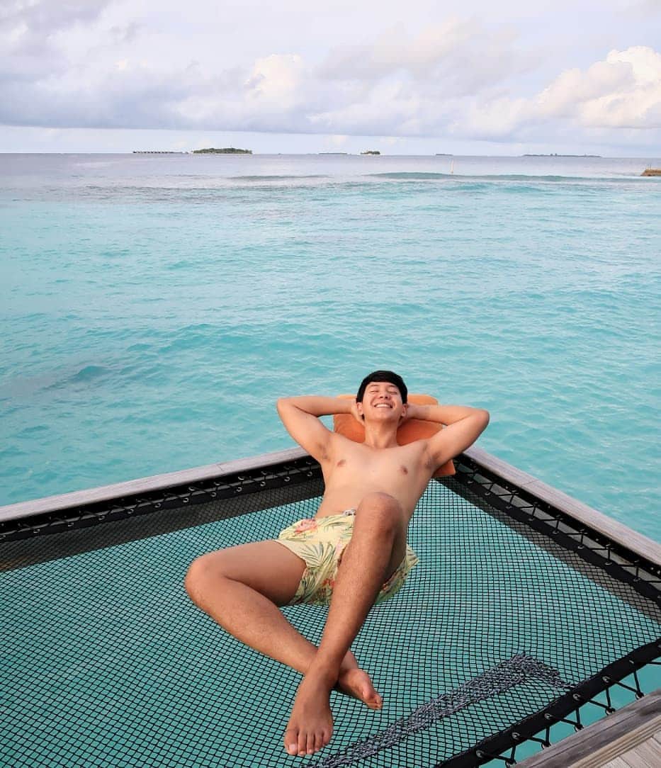 アイス・サランユーのインスタグラム：「อืดแดดยามเย็น🏖 @centaragrandmaldives #centaragrandmaldives  Arrangement by @wetravelmaldives  #icesarunyuaroundtheworld」