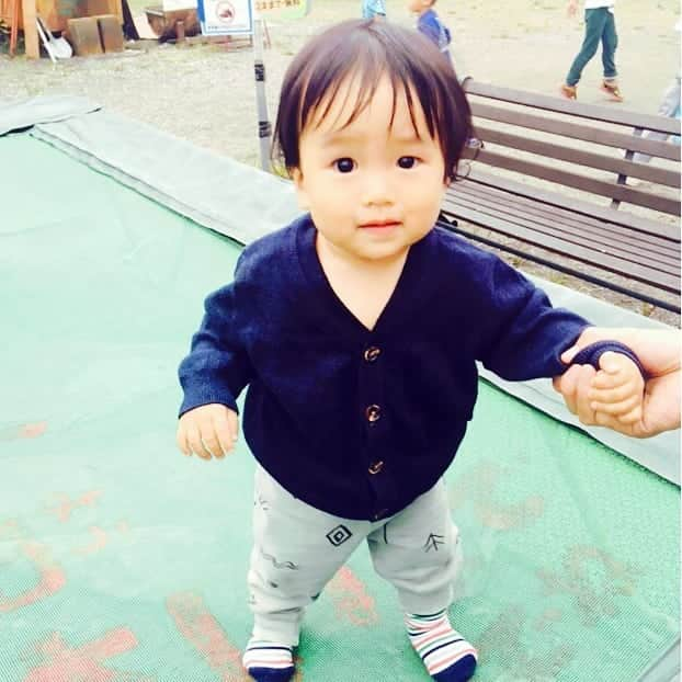 ピジョンさんのインスタグラム写真 - (ピジョンInstagram)「【「できなかった」日々】もうすぐ1才の息子を連れてドライブへ。立ち寄った公園で、トランポリンに挑戦！  ジャンプするどころか、まだ腕をつかんでいないと立っていることもおぼつかないけれど、一応、生まれて初めてのトランポリン体験（？）を無事終えた。・ ・ ・ 「来年には、ピョンピョンやって、それらしく飛べるようになるんだろうなー」 と遠い目をする夫。  そうだね。 そのうち「できること」ばかりになって、「できなかった」日々をなつかしむだろう。  そう思ったら、今のこの時間が尊くて仕方なくなった。 ---------- #育児 #育児中 #赤ちゃん #ベビー #初マタ #初めての育児 #初めての子育て #初育児 #赤ちゃんのいる生活 #赤ちゃんのいる暮らし #赤ちゃんの成長  #成長 #成長記録 #成長日記 #育児日記 #1才 #生後12ヶ月 #公園 #ママが元気じゃなくっちゃね #ピジョン」6月12日 21時54分 - pigeon_official.jp