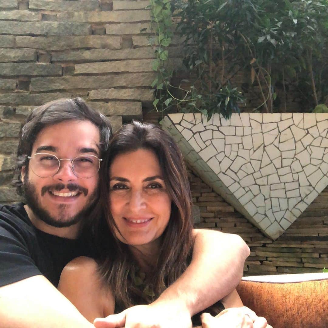 ファチマ・ベルナルデスのインスタグラム：「Nossa vida é cheia de viagens, encontros e despedidas, abraços e beijos, danças e risadas. Hj é dia dos namorados, adoraria que estivéssemos juntos. Ainda assim, me sinto feliz por ter você pra comemorar, mesmo à distância. #cadaminutoimporta #semmedodeserfeliz #semmedodeamar #diadosnamorados」