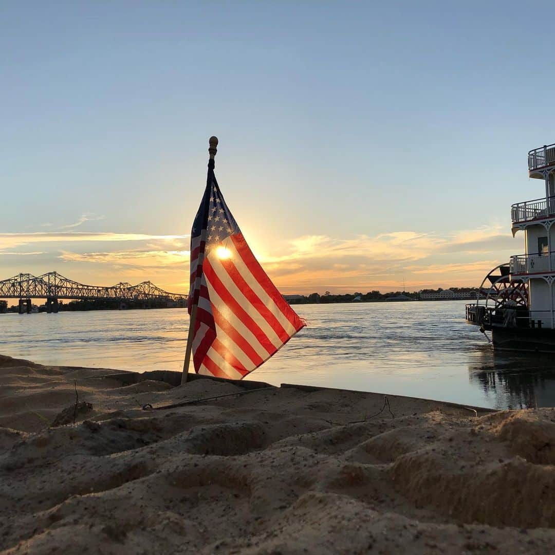アシュトン・カッチャーのインスタグラム：「The mighty Mississippi. ❤️ this heartland.」