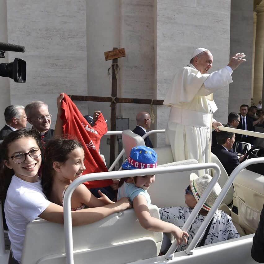 フランシスコ（ローマ教皇）さんのインスタグラム写真 - (フランシスコ（ローマ教皇）Instagram)「#generalaudience #audienciageneral」6月12日 21時59分 - franciscus