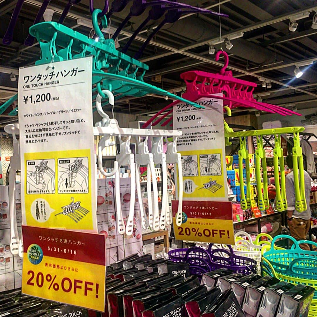 池内万作さんのインスタグラム写真 - (池内万作Instagram)「20%OFF! 思わず小躍りして二つ購入。 これで一気に16枚Tシャツが干せることに！ あと洗濯バサミも買ったった♪ アウトレットよ、ありがとう〜！」6月12日 21時57分 - mandeshita