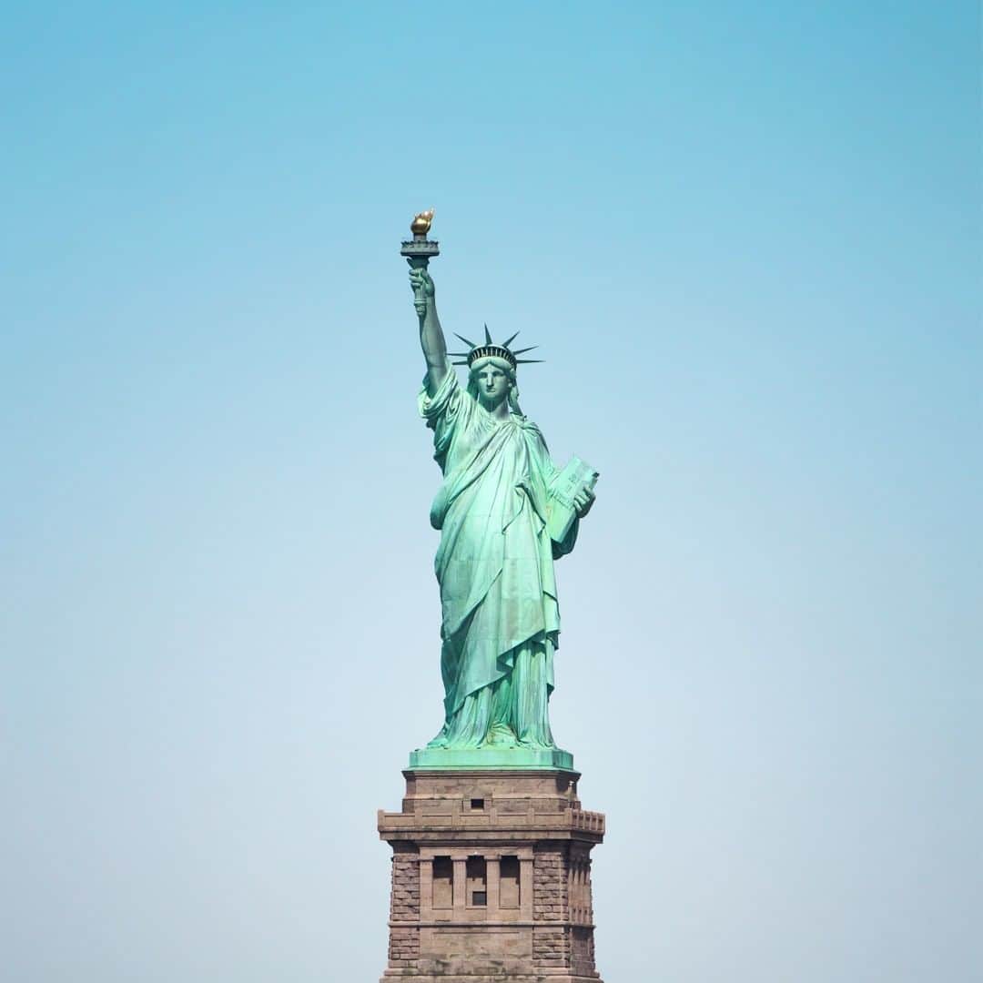 エールフランスさんのインスタグラム写真 - (エールフランスInstagram)「Did you know? The Statue of Liberty was a gift from France to mark the 100th anniversary of American independence.  Le saviez-vous ? La Statue de la Liberté fut offerte par la France pour le centenaire de l'indépendance des États-Unis.  #AirFrance #Franceisintheair」6月12日 22時01分 - airfrance