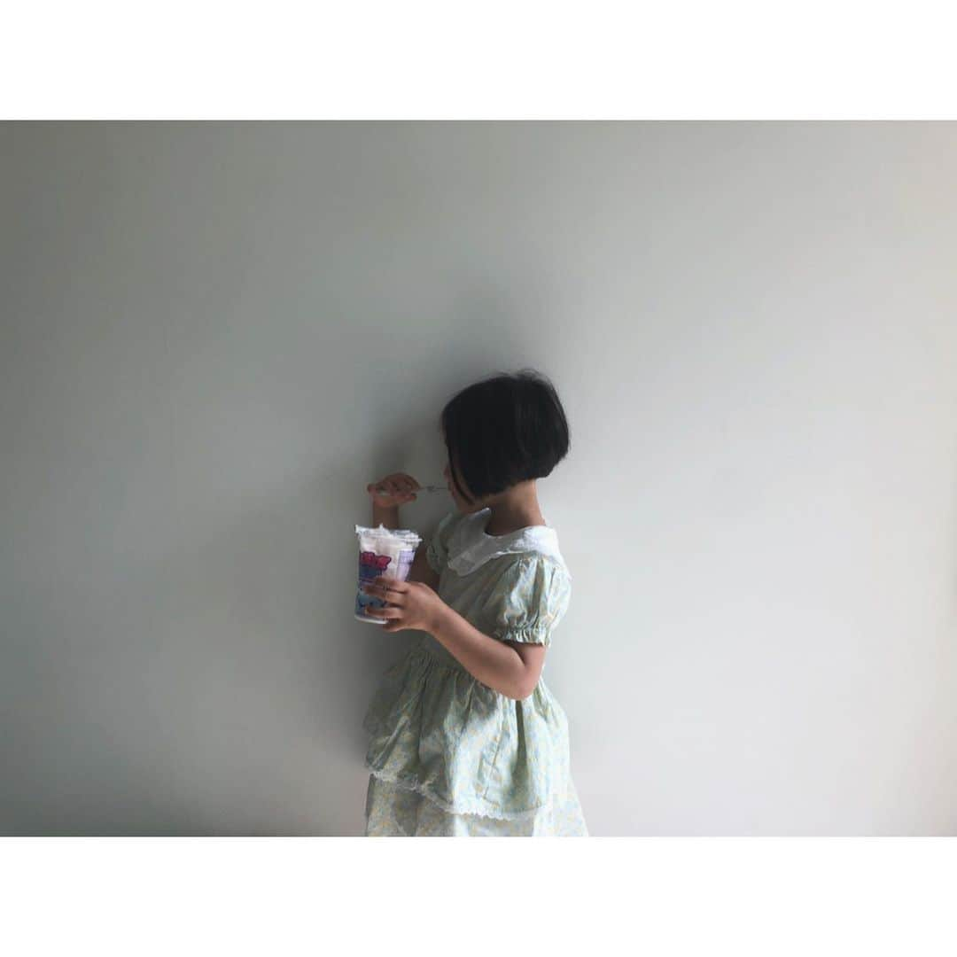 monmimi1さんのインスタグラム写真 - (monmimi1Instagram)「. . 明日の新商品5 . ドールワンピース . わたしが 幼いとき 大好きだった形の ワンピースです。 . 短さといい バックボタンといい 腰のリボンといい 毎日着ていたい と 思っていたワンピース。 ドーナツ靴下と エナメルブラックシューズ が 必須アイテムでした。 . . . . .」6月12日 22時03分 - monmimi1