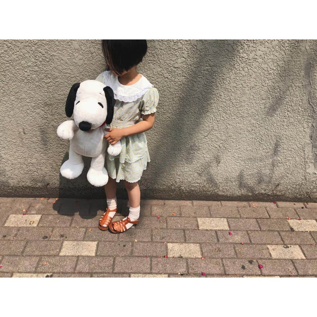 monmimi1さんのインスタグラム写真 - (monmimi1Instagram)「. . 明日の新商品5 . ドールワンピース . わたしが 幼いとき 大好きだった形の ワンピースです。 . 短さといい バックボタンといい 腰のリボンといい 毎日着ていたい と 思っていたワンピース。 ドーナツ靴下と エナメルブラックシューズ が 必須アイテムでした。 . . . . .」6月12日 22時03分 - monmimi1