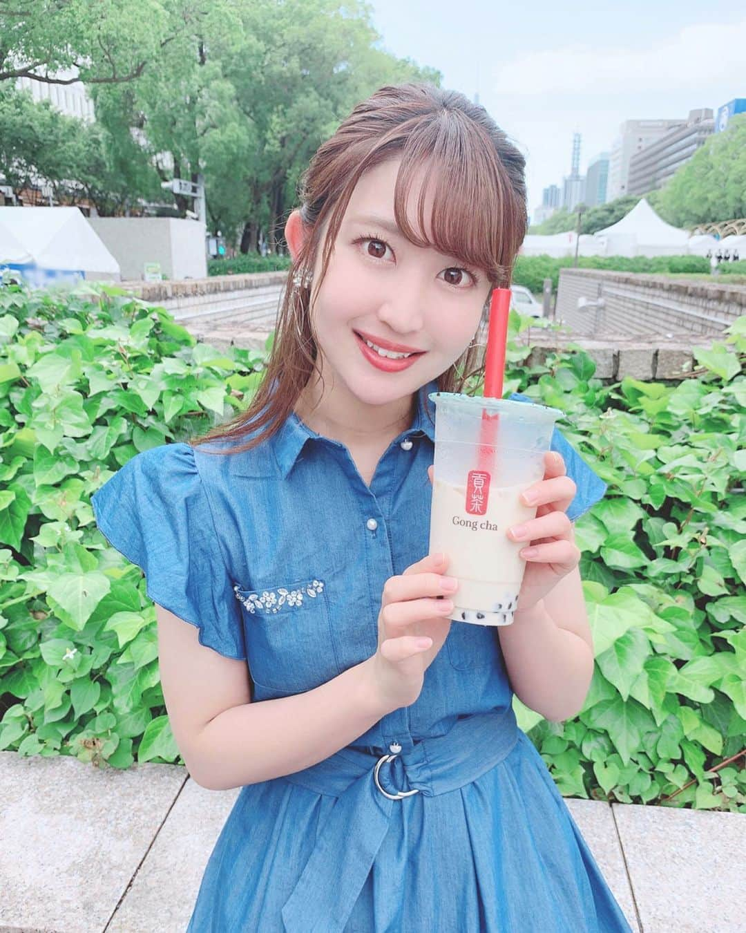 沢井里奈さんのインスタグラム写真 - (沢井里奈Instagram)「♡ . ゴンチャ🥤✨ ウーロンミルクティー🍼💕💕 . 栄に出来たの嬉しすぎる☺️💓💓 日曜日だったけど 一時間弱くらいの待ちでした🌟 . せっかくだからLサイズ！！笑 . #gongcha #tapioka #tapiokamilktea #milktea #tea #toccocloset #ootd #coordinate #fashion #instafashion #instagood #instagramjapan #japanesegirl #사복 #팔로우 #메이크업 #ゴンチャ #タピオカ #ウーロンミルクティー #ミルクティー #名古屋カフェ #栄カフェ #松坂屋名古屋店 #さわーカフェ巡り #沢井里奈」6月12日 22時04分 - sawairina