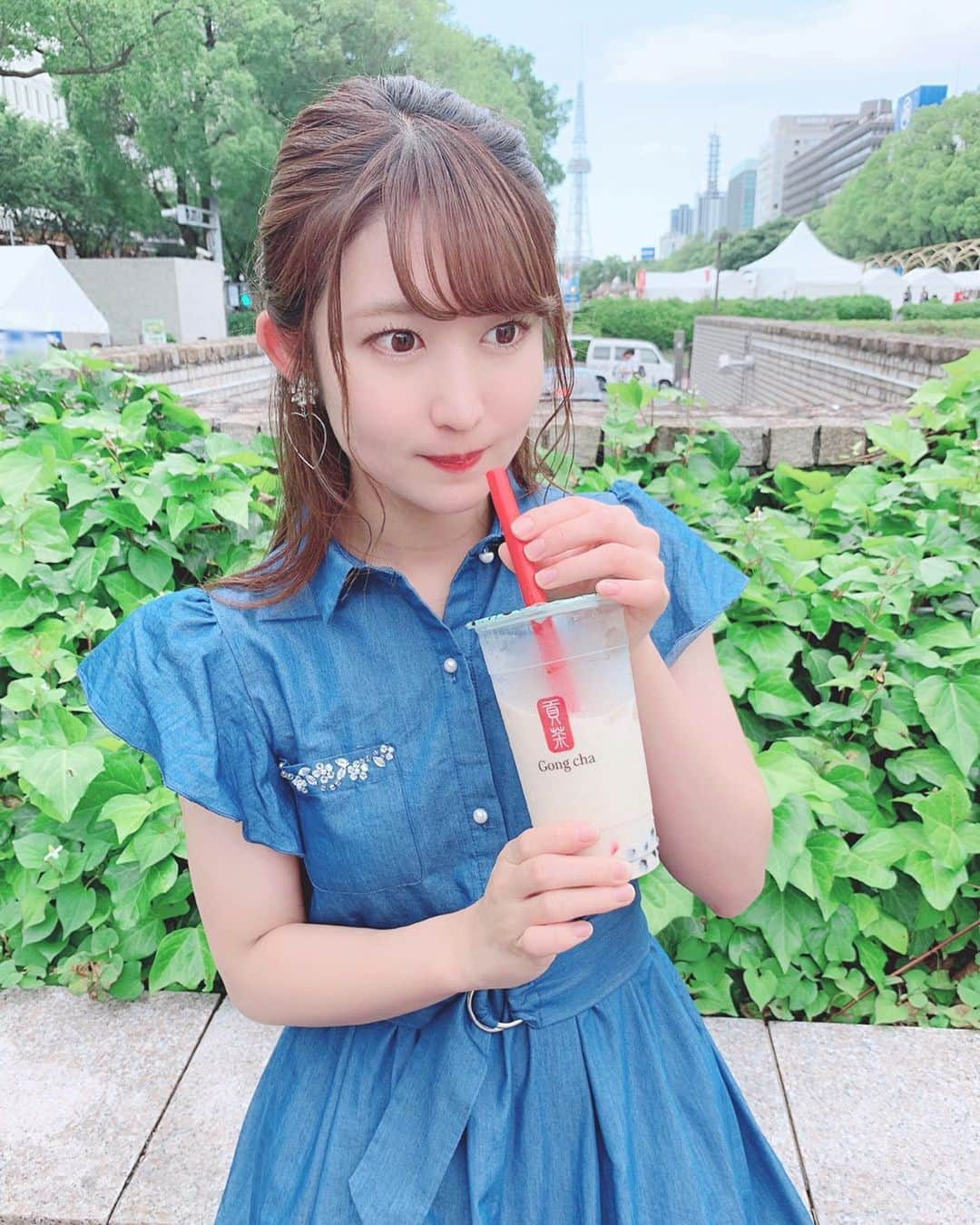 沢井里奈さんのインスタグラム写真 - (沢井里奈Instagram)「♡ . ゴンチャ🥤✨ ウーロンミルクティー🍼💕💕 . 栄に出来たの嬉しすぎる☺️💓💓 日曜日だったけど 一時間弱くらいの待ちでした🌟 . せっかくだからLサイズ！！笑 . #gongcha #tapioka #tapiokamilktea #milktea #tea #toccocloset #ootd #coordinate #fashion #instafashion #instagood #instagramjapan #japanesegirl #사복 #팔로우 #메이크업 #ゴンチャ #タピオカ #ウーロンミルクティー #ミルクティー #名古屋カフェ #栄カフェ #松坂屋名古屋店 #さわーカフェ巡り #沢井里奈」6月12日 22時04分 - sawairina