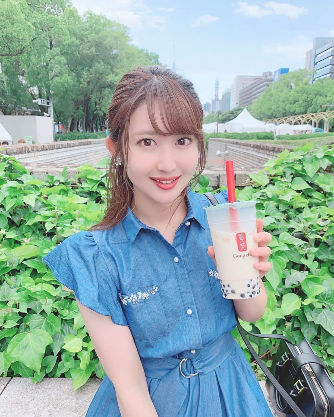 沢井里奈さんのインスタグラム写真 - (沢井里奈Instagram)「♡ . ゴンチャ🥤✨ ウーロンミルクティー🍼💕💕 . 栄に出来たの嬉しすぎる☺️💓💓 日曜日だったけど 一時間弱くらいの待ちでした🌟 . せっかくだからLサイズ！！笑 . #gongcha #tapioka #tapiokamilktea #milktea #tea #toccocloset #ootd #coordinate #fashion #instafashion #instagood #instagramjapan #japanesegirl #사복 #팔로우 #메이크업 #ゴンチャ #タピオカ #ウーロンミルクティー #ミルクティー #名古屋カフェ #栄カフェ #松坂屋名古屋店 #さわーカフェ巡り #沢井里奈」6月12日 22時04分 - sawairina