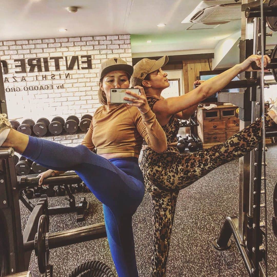 木村真野のインスタグラム：「#entiregym #training #mayasaya #bodymake #happyday #adidas #adidastokyo #adidastwins #reebok #personaltrainer #tokyo #japan #twins #ultraboost #newela #workout #body  #笑顔道 #まやさや #トレーニング  @egaodo.hideto.fukuda  @egaodo1234  @inoue.egaodo.entire  @egaodo.trainer.team  @mayasaya_kimura  @adidas  @adidastokyo  @reebokjp  @newerajapan  @neweracap」