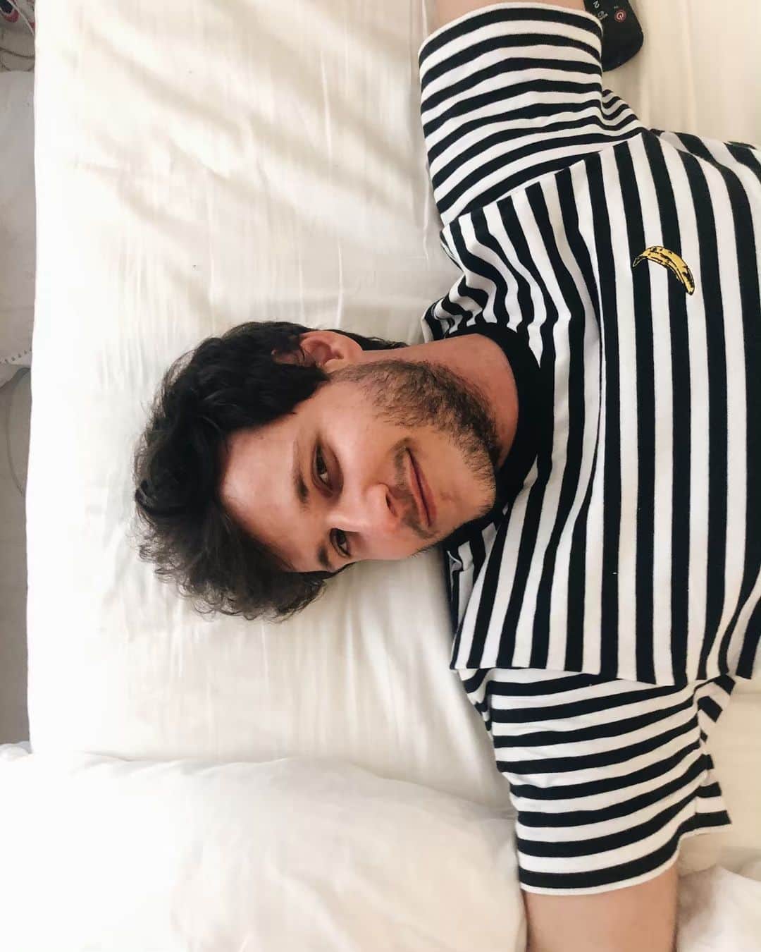 Alice Wegmannのインスタグラム：「ontem fez sete meses que a gente deu o primeiro beijo, hoje é dia dos namoradxs, essa data comercial bem piegas que lota a timeline de fotos fofura e faz a gente reafirmar pro mundo o amor. eis aqui a minha parte. que a gente caminhe assim, sempre com muita admiração e paixão e cumplicidade e tesão e vontade e verdade e liberdade pra ser quem a gente é. como é bom poder escolher viver um amor que não oprime, que não reprime, mas que me engrandece e tanto me permite ser melhor. te amo, meu Cotinho, feliz dia dos namorades ♥️🥊📦」