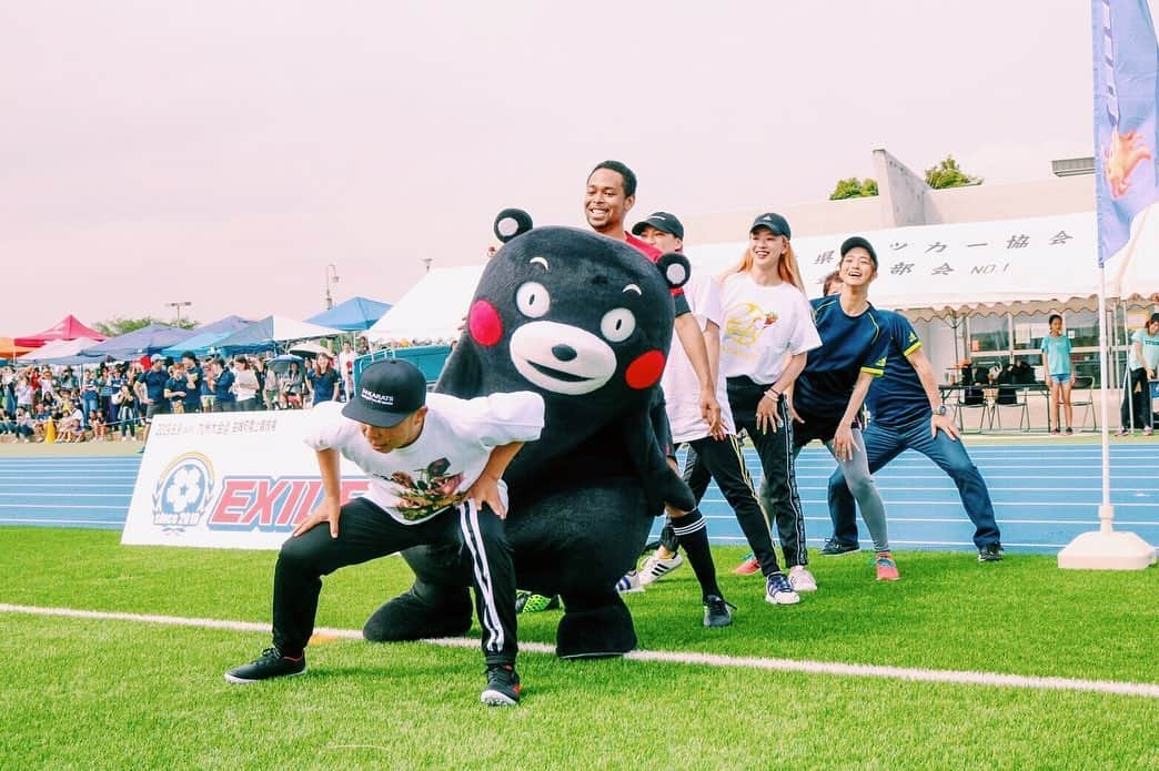 レオラさんのインスタグラム写真 - (レオラInstagram)「先週のEXILE CUP⚽️ 熊本の思い出☺︎🌈 . くまモンに一緒に帰ろって言われたシーン🤣 連れて帰って貰えばよかったかなー？😁 . #Leola_LaLa #Leola #くまモン #熊本 #EXILECUP #益城のすいか #すいか🍉 #両親からの差し入れ #すいかの名産地」6月12日 22時06分 - leola_official