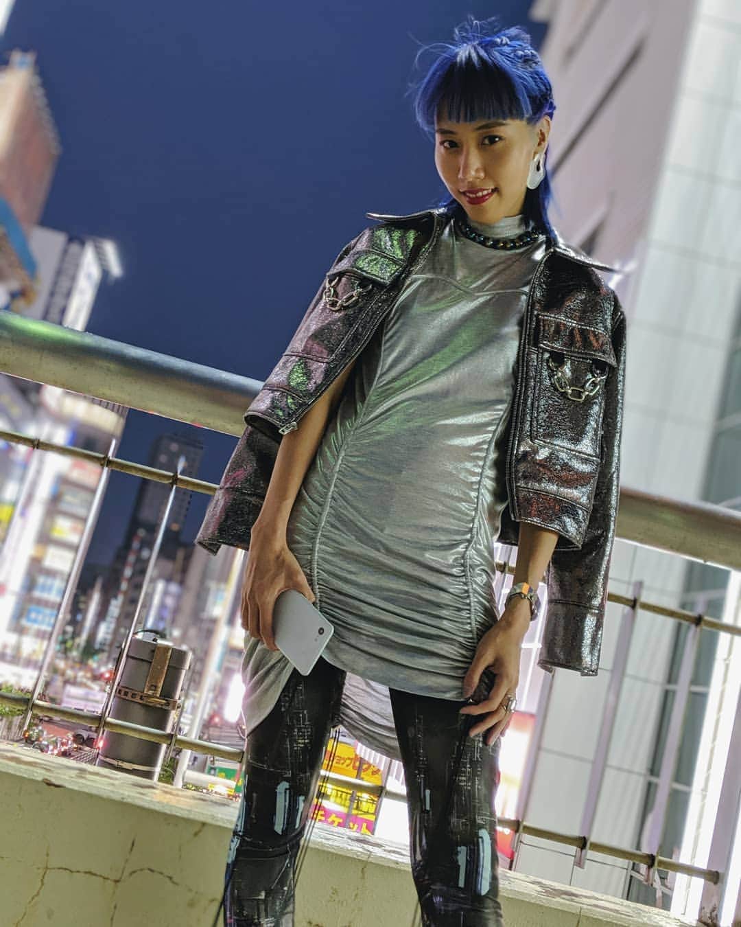 草野絵美のインスタグラム：「@fashionsnapcom の #Googlepixel 夜景モード特集に出ています🌃 . おそらく、肉眼で見るより明るいぞ。シャッタースピード遅い画と、連写で撮影してる絵をかさねて、自ら自然な色味を研究してノイズを軽減して出してるらしい…機械学習の賜物🤖  #tempixel #夜景モード #pixelで撮影」