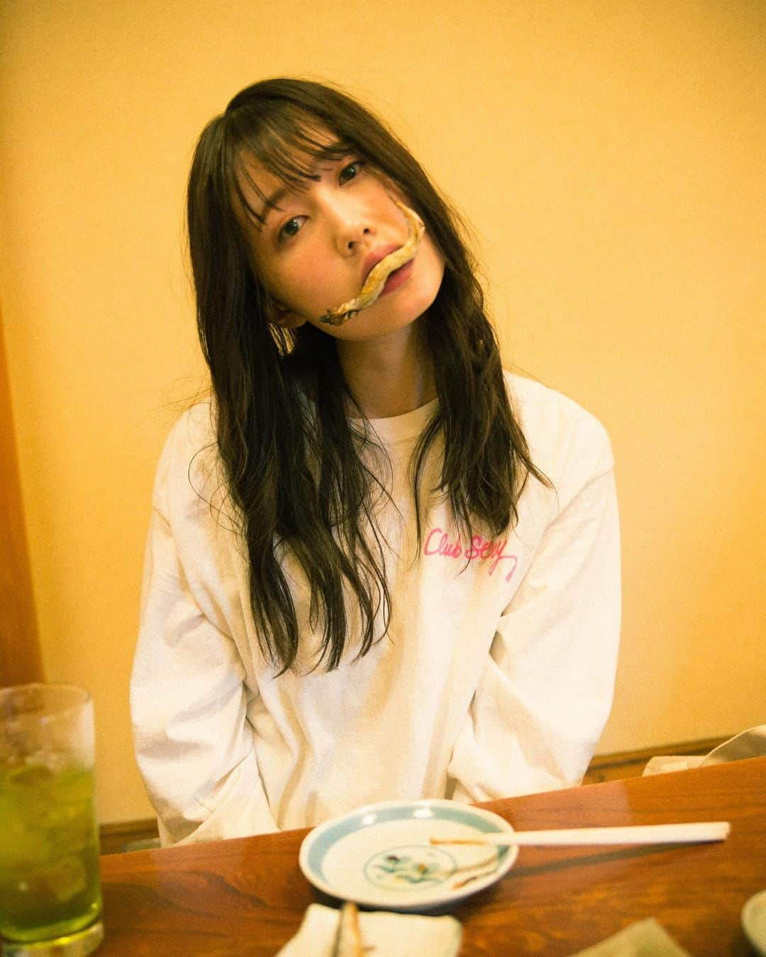 増澤璃凜子さんのインスタグラム写真 - (増澤璃凜子Instagram)「居酒屋でのわたし、なんか危うい🐈♨️ .  #photoby @maohashinokuchi」6月12日 22時09分 - ririkomasuzawa