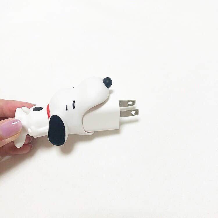 Maiさんのインスタグラム写真 - (MaiInstagram)「・ 充電器のコードの断線予防のやつ🔌 スヌーピー可愛い🐶♡ けどわりと重量感ある😂😂 ・ 反対側は1年くらい前から付けてる悟空☁️ #SNOOPY #スヌーピー」6月12日 22時09分 - maimaimai1016