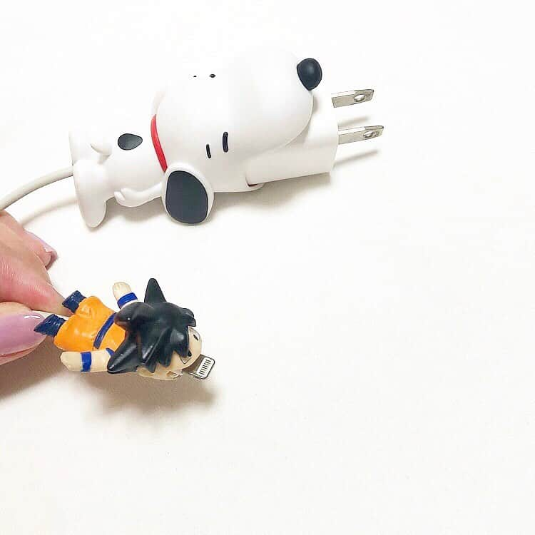 Maiさんのインスタグラム写真 - (MaiInstagram)「・ 充電器のコードの断線予防のやつ🔌 スヌーピー可愛い🐶♡ けどわりと重量感ある😂😂 ・ 反対側は1年くらい前から付けてる悟空☁️ #SNOOPY #スヌーピー」6月12日 22時09分 - maimaimai1016