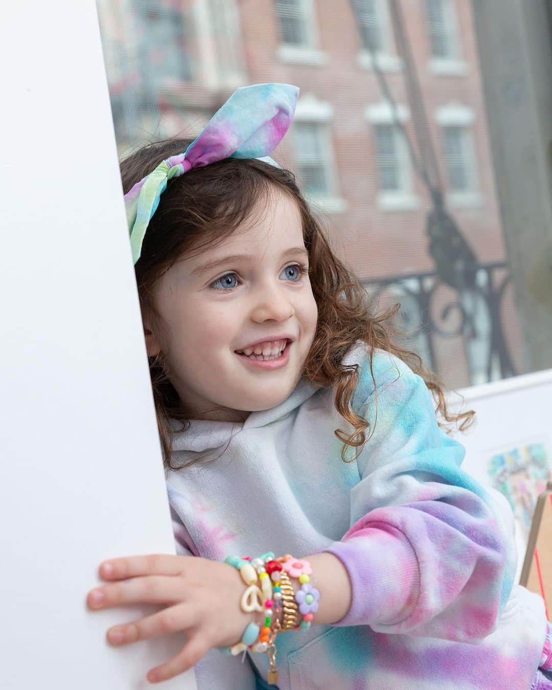 ダニジョーのインスタグラム：「Rainbow Brite 🌈✨ tap to shop Margaux’s hoodie, headband, & Katie bracelet #dannijokids」