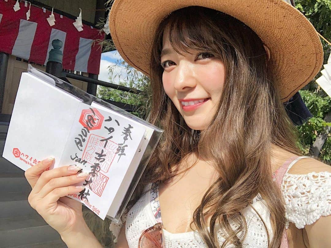 岩根沙恵子?さえみるさんのインスタグラム写真 - (岩根沙恵子?さえみるInstagram)「⛩ 実は昨年から御朱印を集めてます。 . １月には気になっていたハワイにある出雲大社を参拝することが出来ました♥︎ 帰国してから隣に❤️のシール貼ったよ♥︎ . 私、歴史苦手だけど御朱印帳がきっかけで日本を知ることが出来てお勉強になっています☺️♥︎ . 御朱印帳集めてる人、いますか？☺️💓 カラフルなところや絵が多いところ、字が上手なところだと私は更にテンション上がるっ❣️❣️❣️ (実は私がお習字を習っていたので特に字はじっくり見ちゃうの💓) どこかおすすめありますか？♥︎ . ちなみに来週は沖縄だから参拝いきたいな🥺🥺🥺 それから先週の京都の御朱印もアップするね♥︎ . あ！麻布の氷川神社行かなきゃ！期間限定の御朱印頂けるんだあ•••💘🥺 . #御朱印帳 #神社 #参拝 #神社巡り #ハワイ #ハワイ旅行 #ハワイ出雲大社 #出雲大社 #hawaiiizumotaisha #hawaiitrip #hawaii🌺 #ハワイ情報 #御朱印帳デビュー #御朱印帳集め  #ハワイ挙式 挙げたい  #期間限定御朱印  #神社好きな人と繋がりたい  #聖地巡礼 #パワースポット #鳥居 #パワースポット神社 #御朱印 #御朱印巡り #御朱印帳 #御朱印ガール #御朱印スタグラム #御朱印女子  #gosyuin #gosyuinstagram #旅好き女子 #見開き御朱印」6月12日 22時15分 - saemiltiii