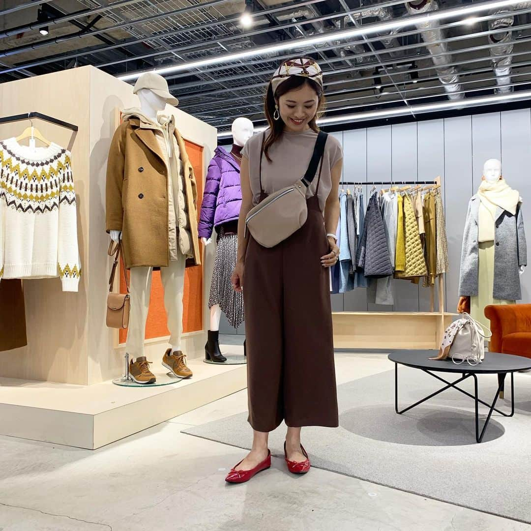 GU(ジーユー) さんのインスタグラム写真 - (GU(ジーユー) Instagram)「一足先にGUのNewアイテムをチェック！﻿ 19FW MANIA会のLOOKをPick up！﻿ 身頃は華奢なキャミソール型、パンツはワイドに仕立てたサロペット✨腰高からサラリと流れるように落ちてちょっと広がるデザインが体型を拾わず女性らしいラインを作ってくれてスタイル良し🙌可愛く美人でGOODです👍今年っぽい新しい雰囲気に挑戦するのにベストなアイテム😻レトロな小物合わせも可愛いぃ👏自分のスタイルに馴染ませて着こなせるサロペット✨ストラップ部分の長さが調節できるのも嬉しいポイント！！是非、チェックしてみてくださいね💁‍♀️💕﻿ ————————————﻿ ☑︎サロペットワイドパンツNC﻿ 品番：318234﻿ ※6月下旬販売予定﻿ ————————————﻿ Pick Up Post﻿ @manamisotayuta さん、19FW MANIA会にご参加頂きありがとうございます😊﻿ #GU #GUstyle #YOURFREEDOM #gu_for_all #GUKorea #GUHK #GUTAIWAN #ジーユー #ジーユーコーデ #GUコーデ #GU新作 #ジユジョ #gu19fw #gustylestudio #gu19fwコーデ #今から着れる秋コーデ #秋コーデ #大人カジュアル #カジュアル #フェミニン #大人フェミニン #大人コーデ #大人女子 #シンプルコーデ #デイリーコーデ #着回しコーデ #サロペットワイドパンツ」6月12日 22時19分 - gu_for_all_