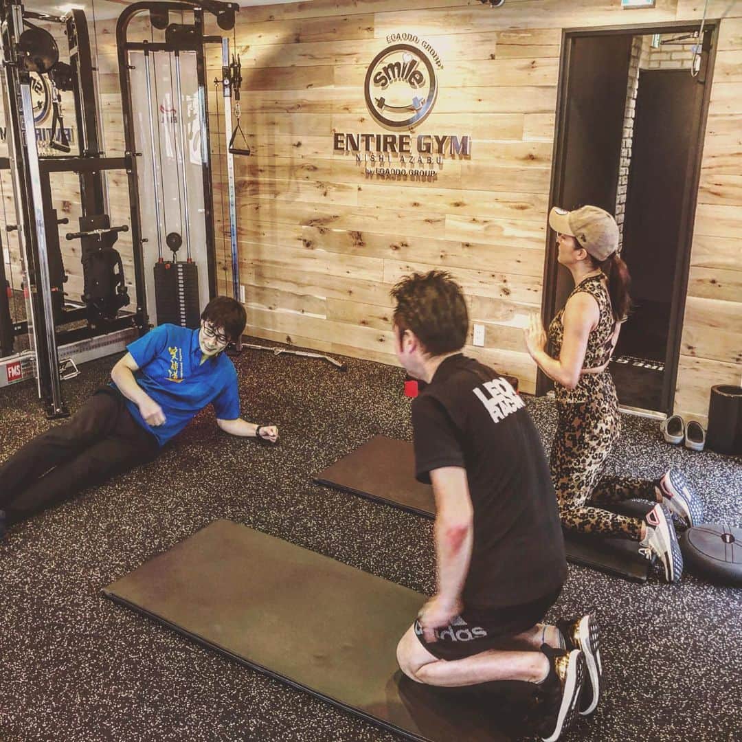 木村真野のインスタグラム：「つばちゃんもいっしょにトレーニング🐆 #entiregym #training #mayasaya #bodymake #happyday #adidas #adidastokyo #adidastwins #reebok #personaltrainer #tokyo #japan #twins #ultraboost #newela #workout #body  #笑顔道 #まやさや #トレーニング  @egaodo.hideto.fukuda  @egaodo1234  @inoue.egaodo.entire  @egaodo.trainer.team  @mayasaya_kimura  @adidas  @adidastokyo  @reebokjp  @newerajapan  @neweracap @tsubasa_kurosawa」
