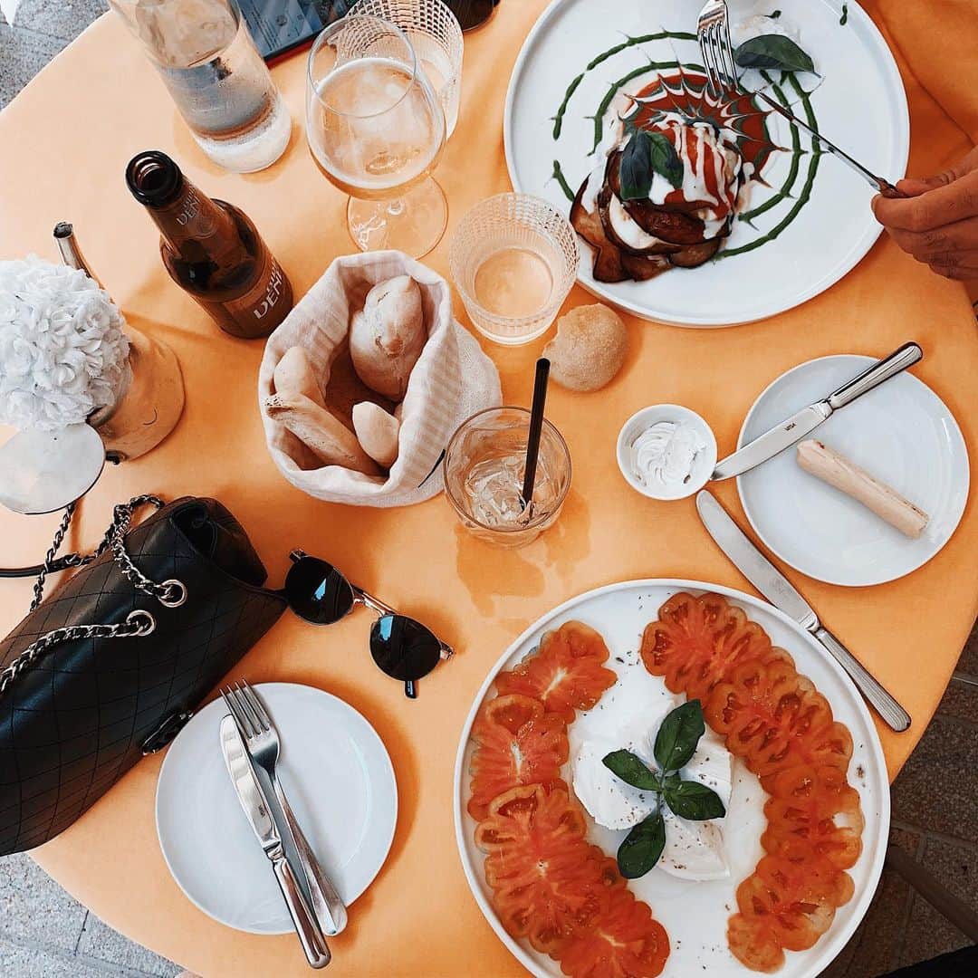 Carolineさんのインスタグラム写真 - (CarolineInstagram)「Yum !! 🥰 On mange léger le midi pour faire de la place à la pizza du soir ! 🙈  #italianfood #saladlover #venezia #italia」6月12日 22時21分 - beauteactive