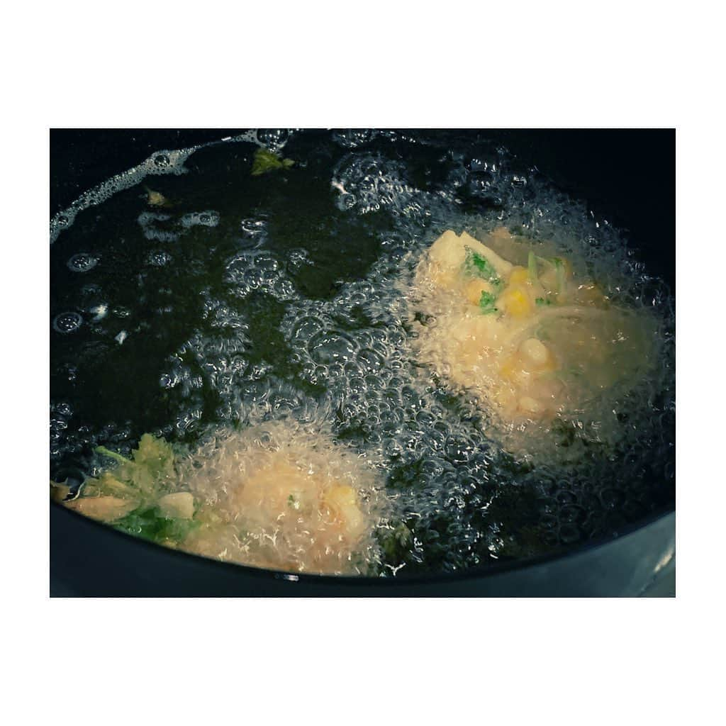 紗々さんのインスタグラム写真 - (紗々Instagram)「深谷の方から、すごくすごく甘くて美味しいスイートコーン #味来 を、今年も贈っていただきました(*'ω'*)🌽✨ * とうもろこしは鮮度が命なので、うけとったら皮一枚残してすぐさま蒸し器へ。 * 蒸し立てほかほかのとうもろこしは超甘くてジューシー💕 * 生の実を削いで、かき揚げと、とうもろこしご飯に🌽✨ * とうもろこし祭り最高です！* 本当にありがとうございます😊💕 * #紗々ごはん #自炊 #とうもろこし #スイートコーン #深谷 #トウモロコシ #とうもろこしご飯 #とうもろこしのかき揚げ #最高 #corn #sweetcorn #mirai #cooking #cookingram #instagram #japanesegirl」6月12日 22時22分 - 03sasa03