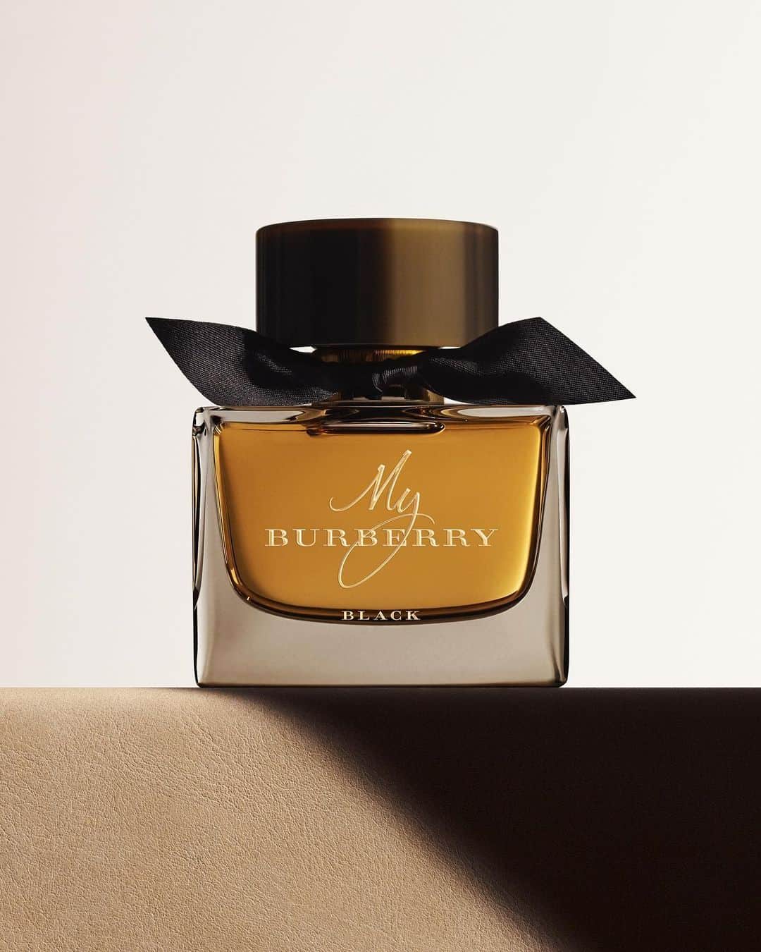 Burberryさんのインスタグラム写真 - (BurberryInstagram)「#MyBurberry Black . An intense and sensual reinterpretation of My Burberry. A scent of jasmine flower and peach nectar with a hint of rose. . Shop the fragrance now . @BurberryBeauty #BurberryBeauty」6月12日 22時23分 - burberry