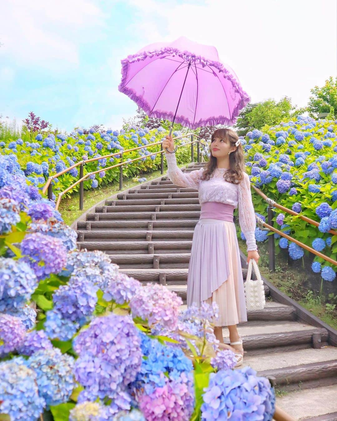 小沼瑞季さんのインスタグラム写真 - (小沼瑞季Instagram)「💠☂️💠☂️﻿﻿ ﻿﻿ お台場のシンボルプロムナード公園へ😘🌳﻿﻿ ﻿﻿ 紫陽花が満開でめちゃ綺麗だった💖﻿﻿ 都内でこんなにたくさんの﻿﻿ 紫陽花が見れるのは嬉しい💕💕💕﻿﻿ ﻿﻿ ﻿﻿ 雨が多くてやんなっちゃうけど﻿﻿ 梅雨を乗り切る方法🤨！！！﻿﻿ ﻿﻿ ・可愛い傘とレインブーツ使う🌂☔️﻿﻿ ・紫陽花の写真撮る💠笑﻿﻿ ・映画館or家で映画鑑賞🎬﻿﻿ ・美容dayにして自分を磨く💆‍♀️etc...﻿﻿ ﻿﻿ わたしは最近本を買ってみた📖💗﻿﻿ ﻿﻿ ﻿﻿ tops♡#lilybrown﻿﻿ skirt♡#mischmasch ﻿﻿ hairbarrette♡#lerevevaniller ﻿ bag♡#pinklush﻿ sandal♡#chesty﻿ umbrella♡#maisondefleur ﻿ ﻿ ﻿﻿ #odaiba#hydrangea#flowerpark#flowergarden#お台場#シンボルプロムナード公園#公園#紫陽花#紫陽花畑#あじさい#수국#八仙花#花のある暮らし#花のある生活#リリーブラウン#ミッシュマッシュ#メゾンドフルール#フルール#傘#みいきコーデ」6月12日 22時33分 - mizukikonuma