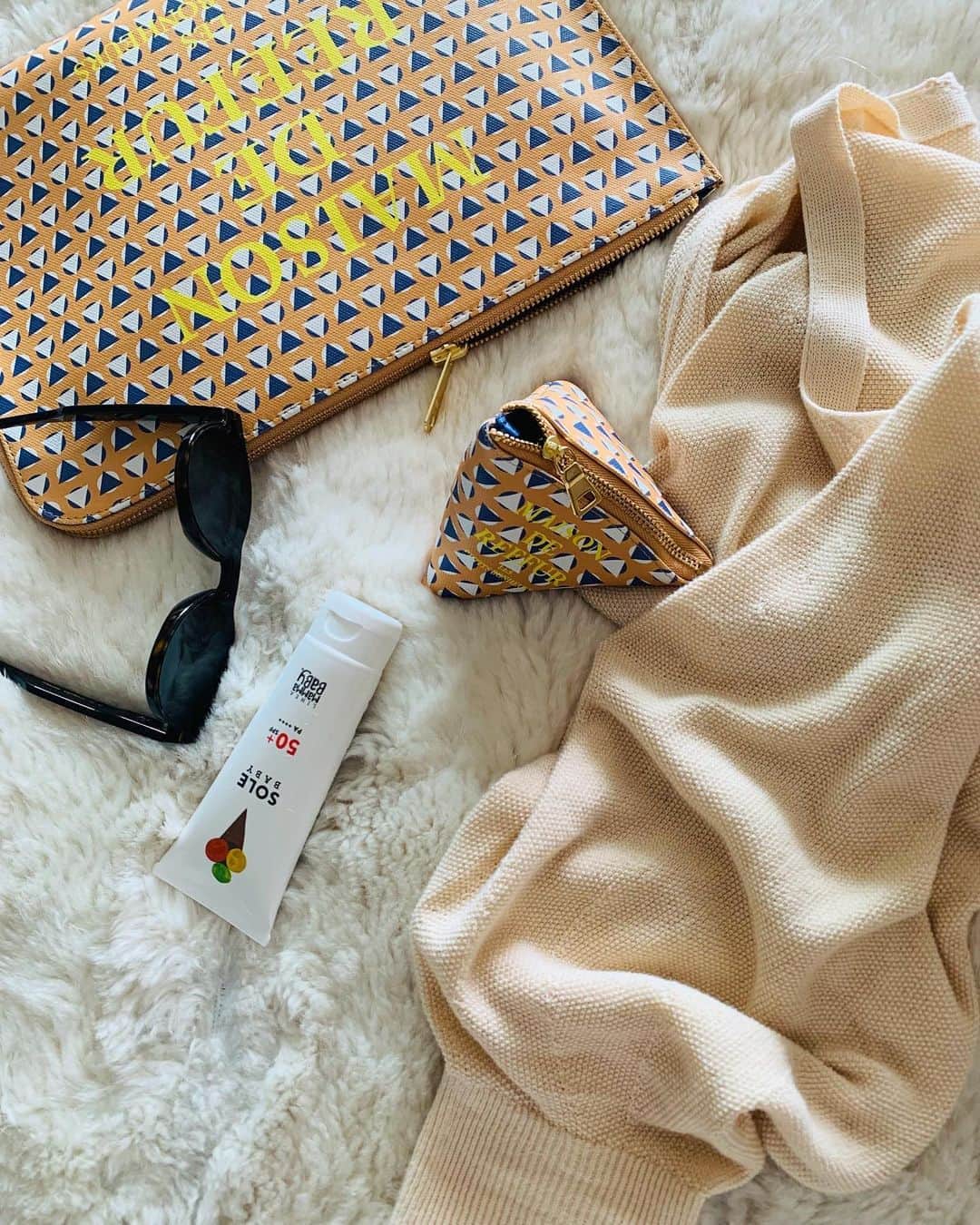 風間ゆみえのインスタグラム：「Summer yellow🌞 @maisondereefur kiosque ポーチ」